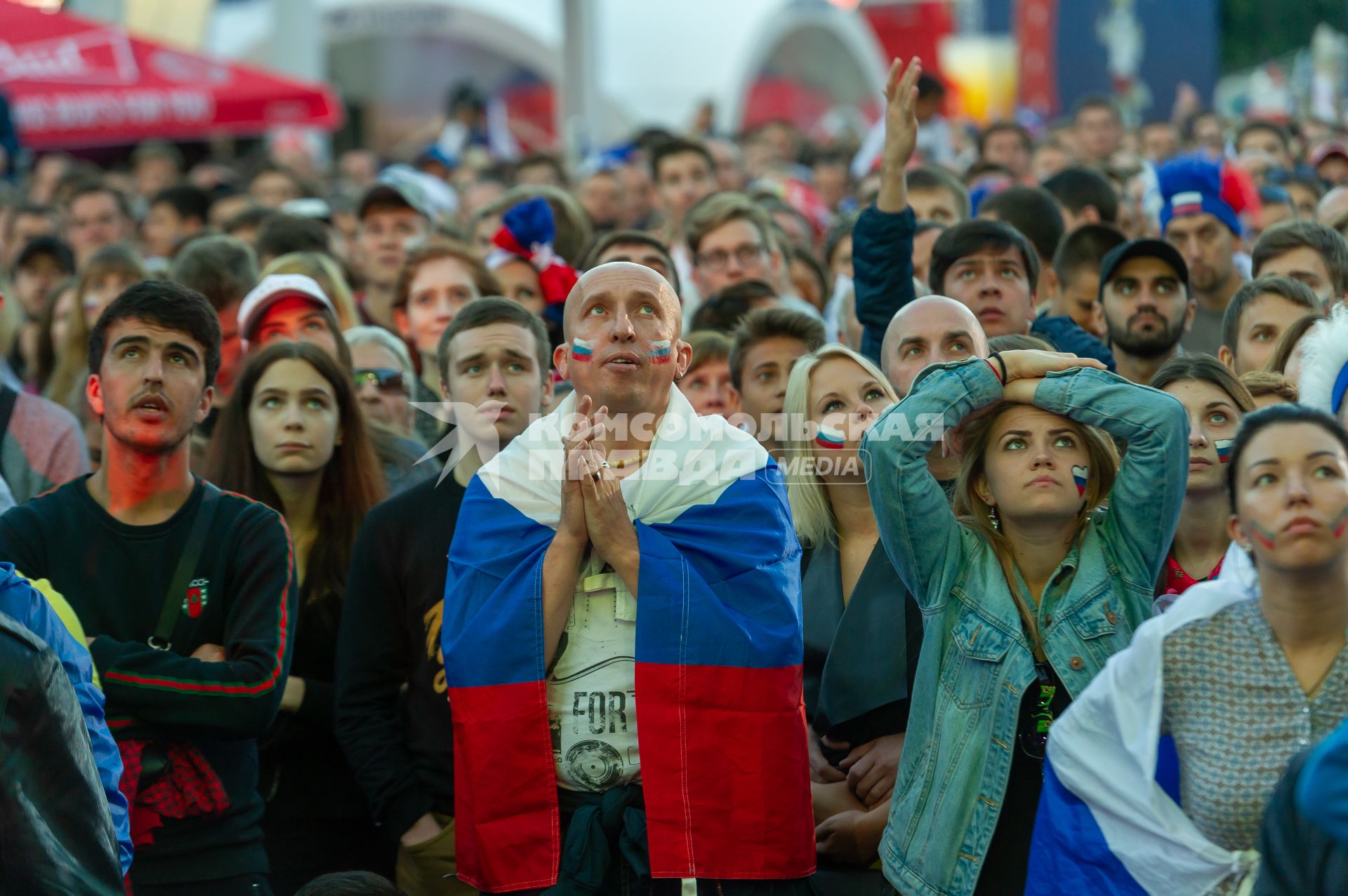 Санкт-Петербург.  Болельщики сборной России в фан-зоне на Конюшенной площади во время просмотра трансляции матча 1/4 финала чемпионата мира по футболу между сборными России и Хорватии.