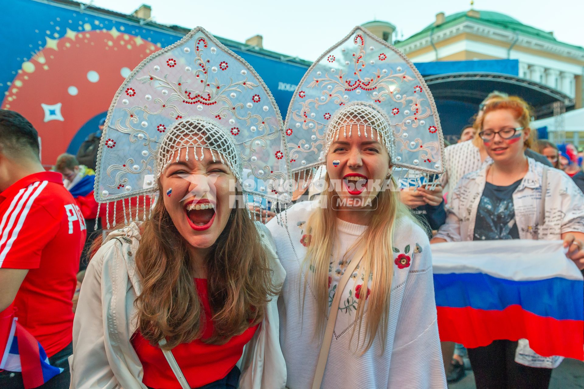 Санкт-Петербург.  Болельщицы сборной России в фан-зоне на Конюшенной площади во время просмотра трансляции матча 1/4 финала чемпионата мира по футболу между сборными России и Хорватии.