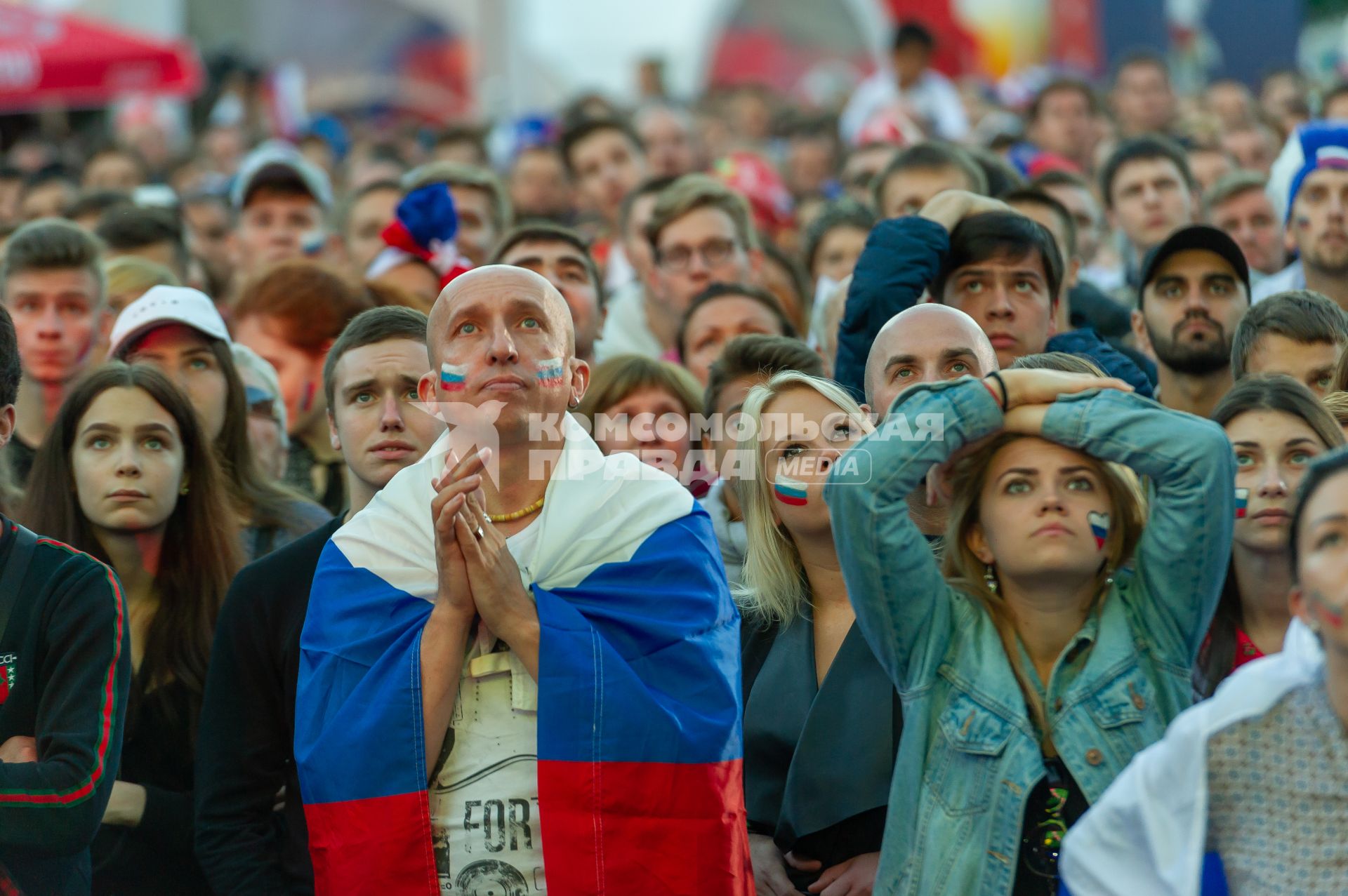 Санкт-Петербург.  Болельщики сборной России в фан-зоне на Конюшенной площади во время просмотра трансляции матча 1/4 финала чемпионата мира по футболу между сборными России и Хорватии.