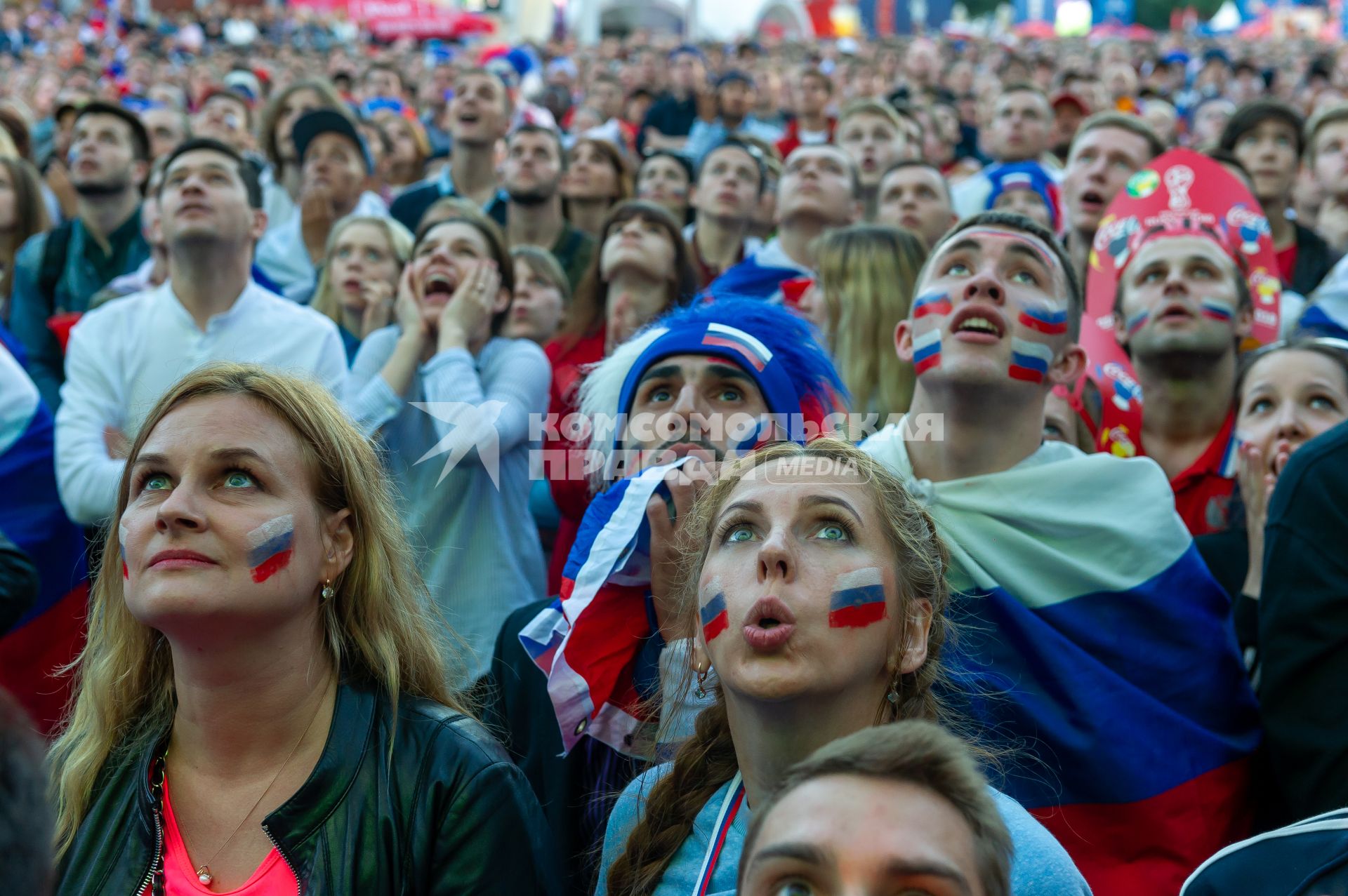 Санкт-Петербург.  Болельщики сборной России в фан-зоне на Конюшенной площади во время просмотра трансляции матча 1/4 финала чемпионата мира по футболу между сборными России и Хорватии.