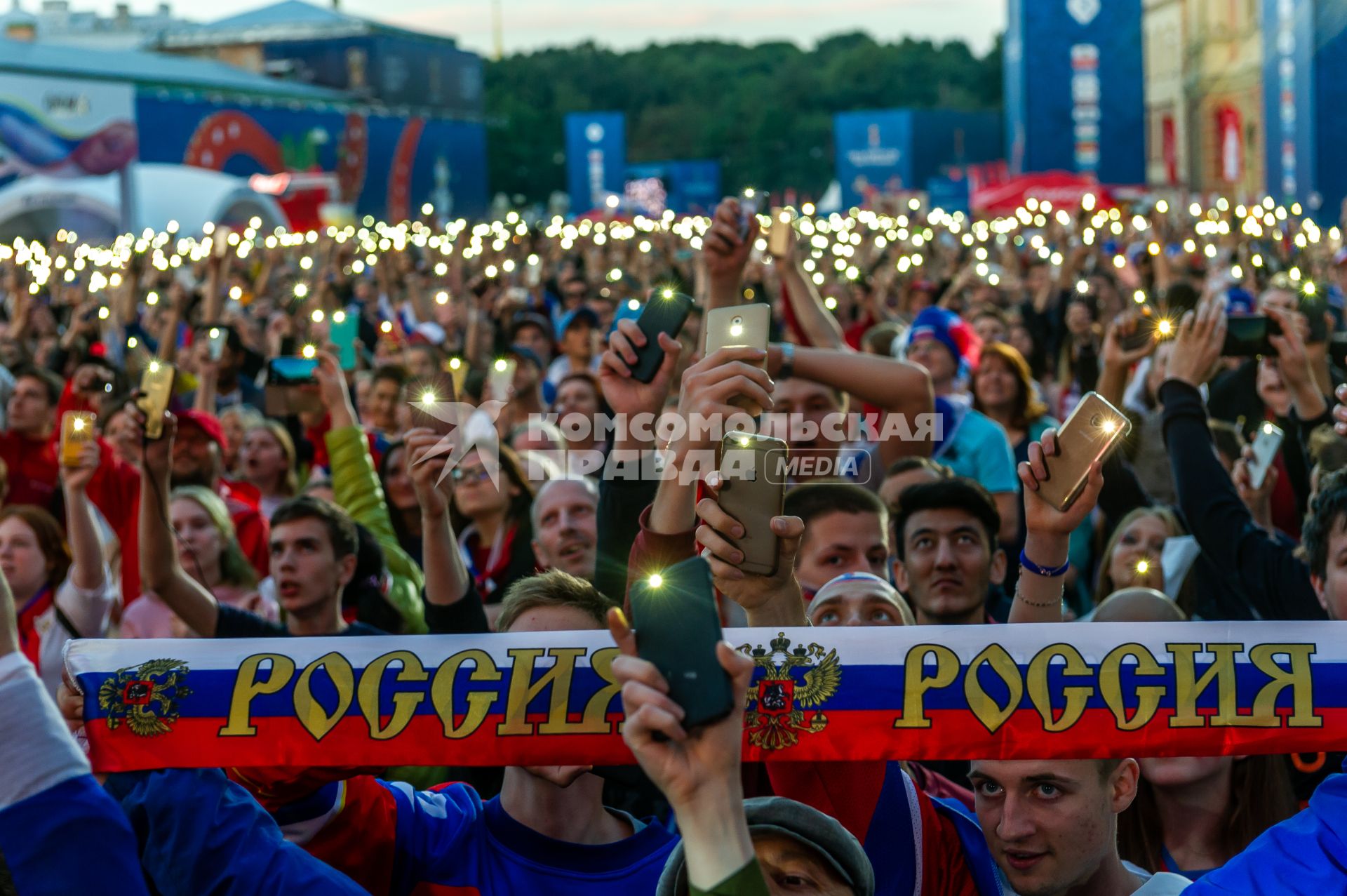 Санкт-Петербург.  Болельщики сборной России в фан-зоне на Конюшенной площади во время просмотра трансляции матча 1/4 финала чемпионата мира по футболу между сборными России и Хорватии.