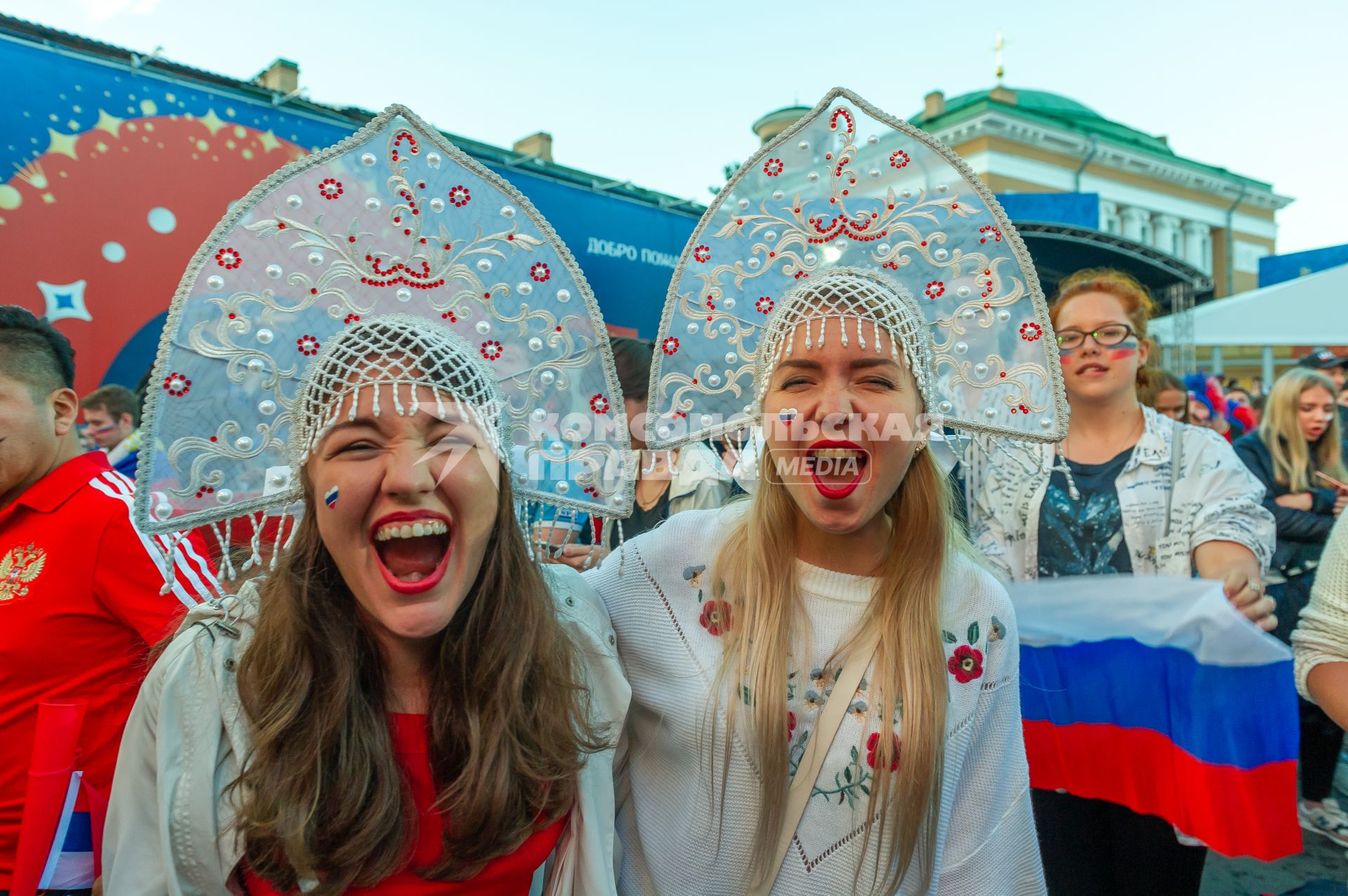 Санкт-Петербург.  Болельщицы сборной России в фан-зоне на Конюшенной площади во время просмотра трансляции матча 1/4 финала чемпионата мира по футболу между сборными России и Хорватии.