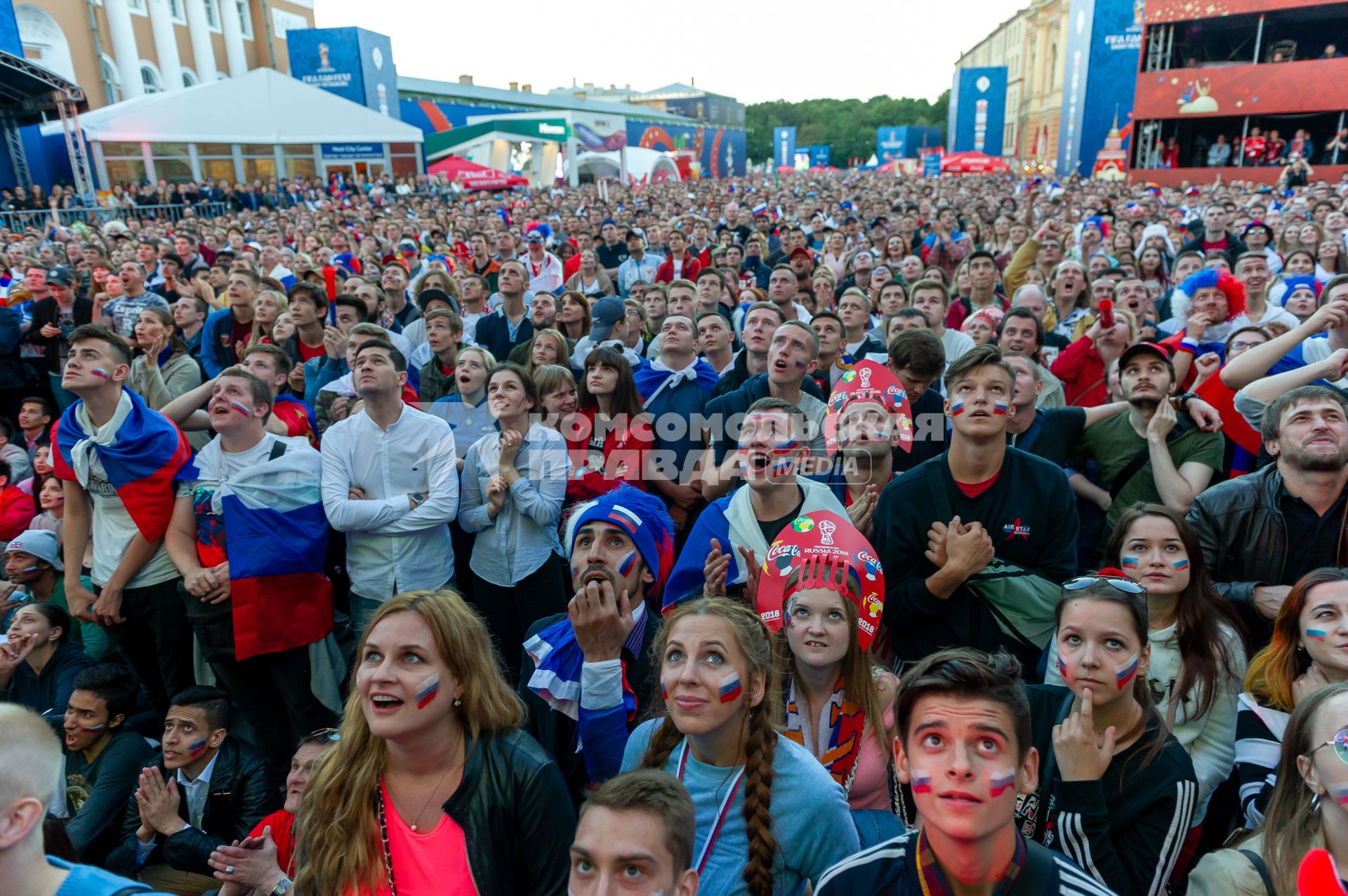 Санкт-Петербург.  Болельщики сборной России в фан-зоне на Конюшенной площади во время просмотра трансляции матча 1/4 финала чемпионата мира по футболу между сборными России и Хорватии.