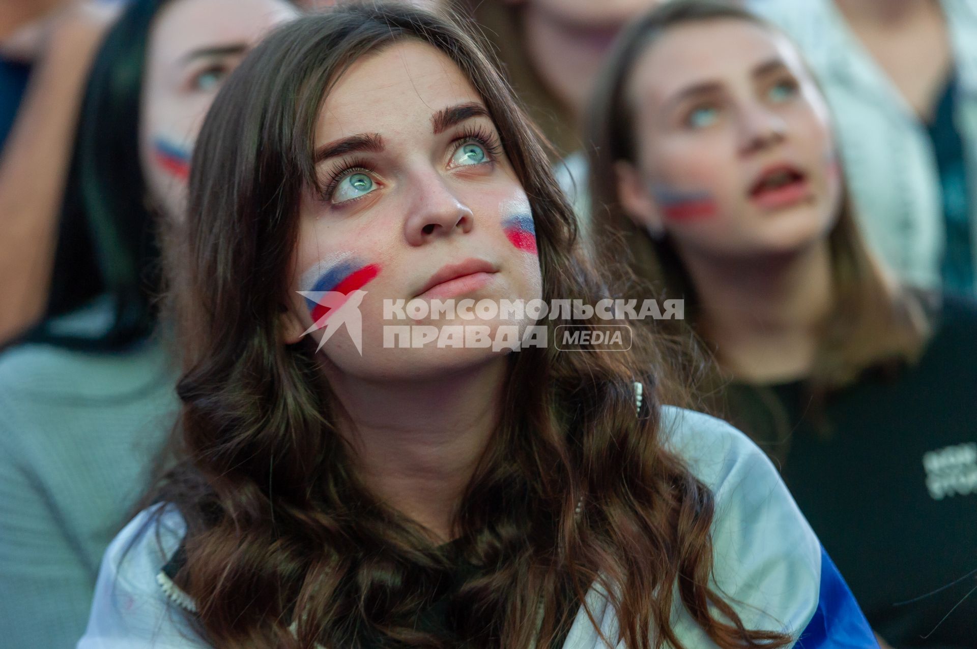 Санкт-Петербург.  Болельщица сборной России в фан-зоне на Конюшенной площади во время просмотра трансляции матча 1/4 финала чемпионата мира по футболу между сборными России и Хорватии.