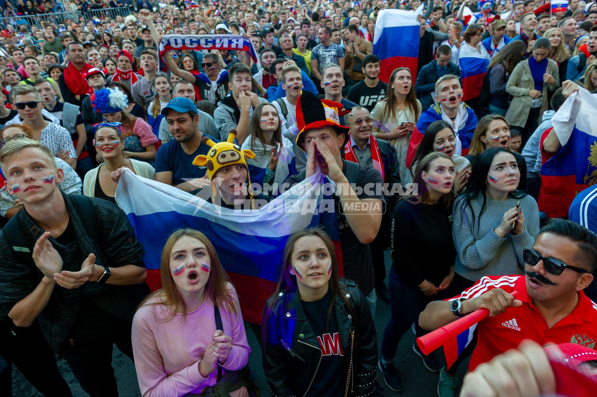 Санкт-Петербург.  Болельщики сборной России в фан-зоне на Конюшенной площади во время просмотра трансляции матча 1/4 финала чемпионата мира по футболу между сборными России и Хорватии.