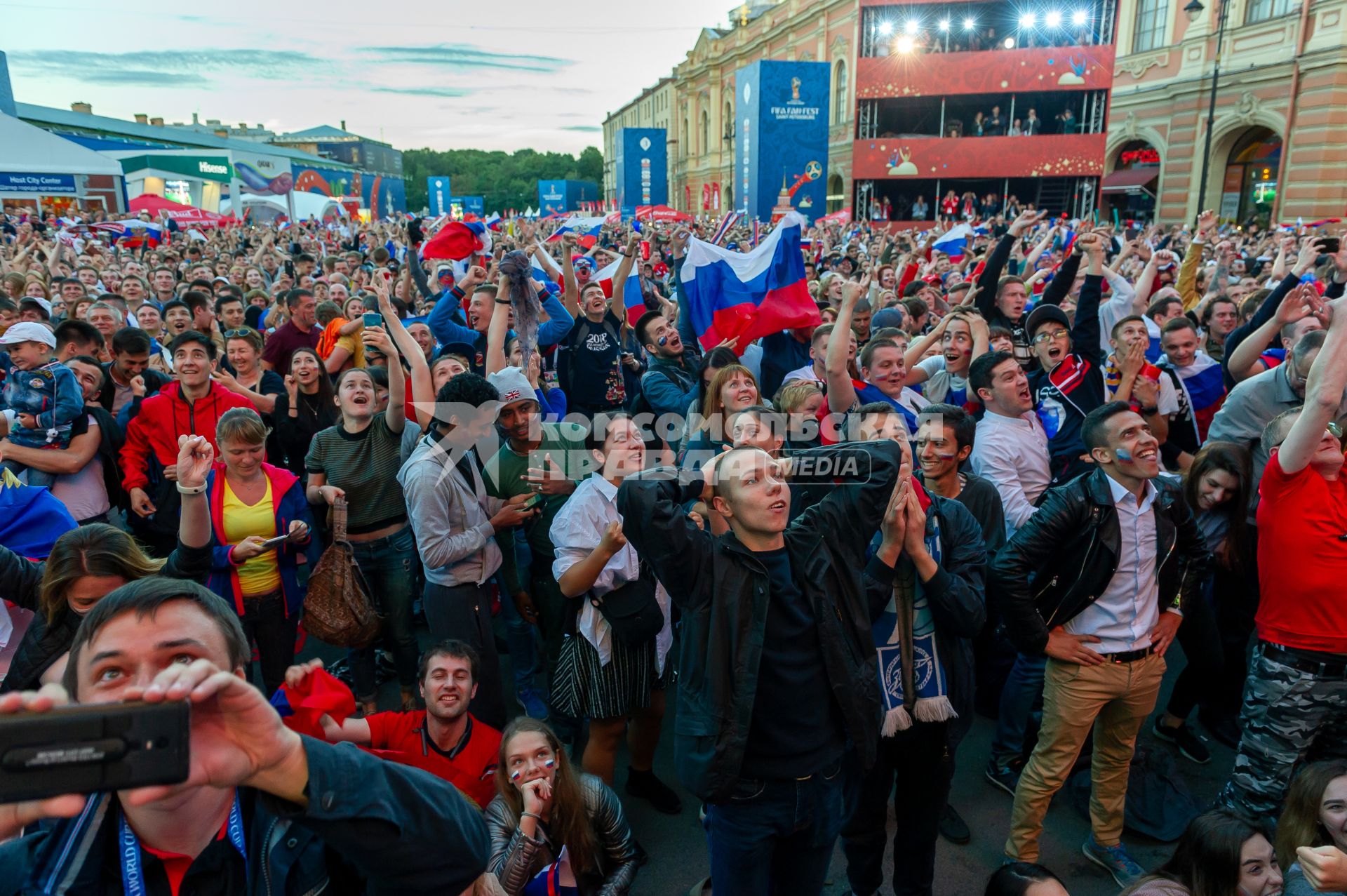 Санкт-Петербург.  Болельщики сборной России в фан-зоне на Конюшенной площади во время просмотра трансляции матча 1/4 финала чемпионата мира по футболу между сборными России и Хорватии.