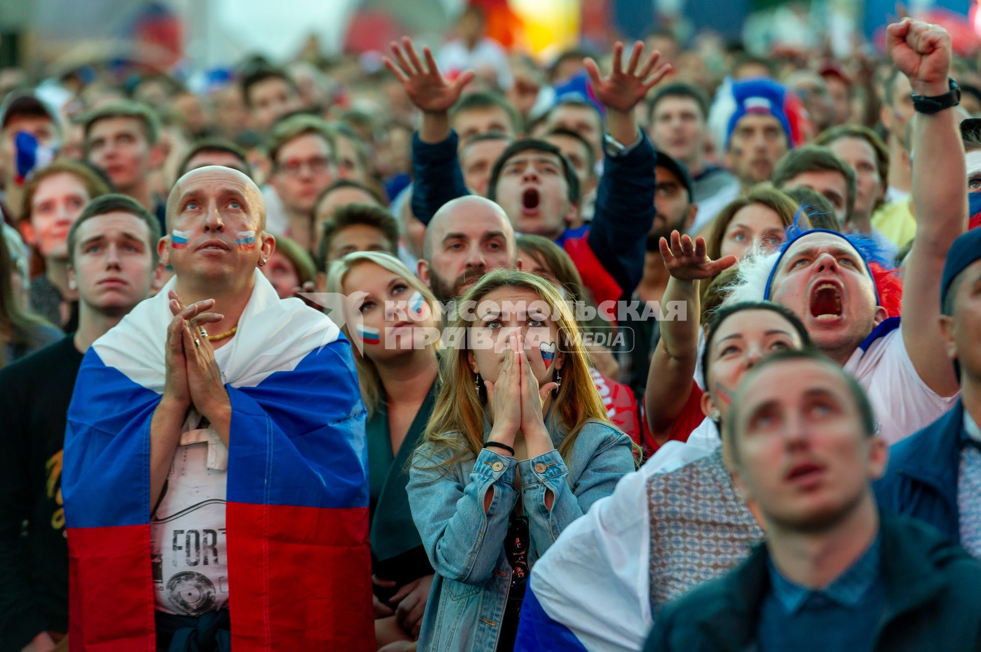 Санкт-Петербург.  Болельщики сборной России в фан-зоне на Конюшенной площади во время просмотра трансляции матча 1/4 финала чемпионата мира по футболу между сборными России и Хорватии.