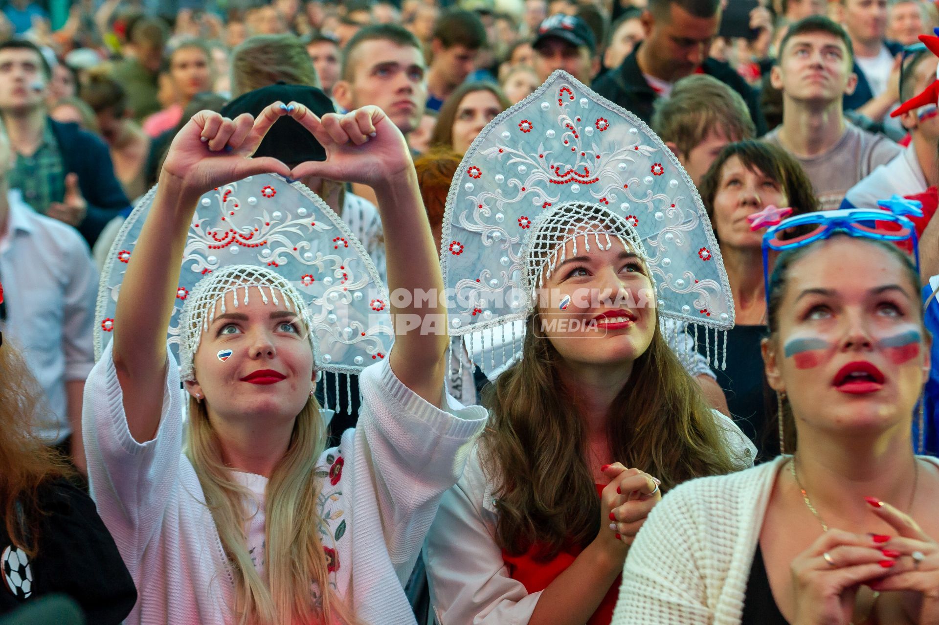 Санкт-Петербург.  Болельщицы сборной России в фан-зоне на Конюшенной площади во время просмотра трансляции матча 1/4 финала чемпионата мира по футболу между сборными России и Хорватии.