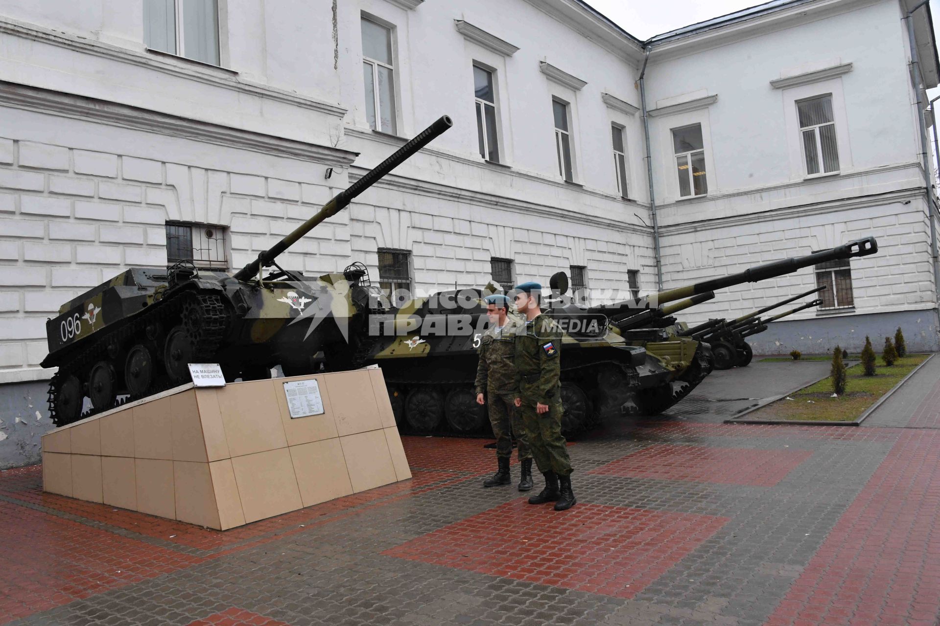 Рязань. Военнослужащие у музея ВДВ.