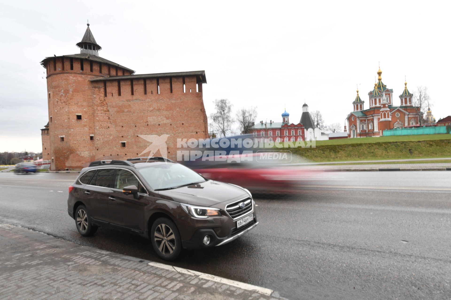 Коломна. Автомобиль Субару у Коломенского  кремля.