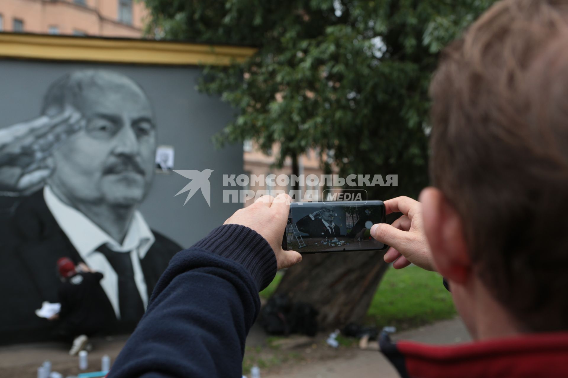 Санкт-Петербург. Обновленное граффити с изображением главного тренера сборной России по футболу Станислава Черчесова на пересечении Большой Пушкарской и Введенской улиц на Петроградской стороне. Ранее граффити было испорчено вандалами.