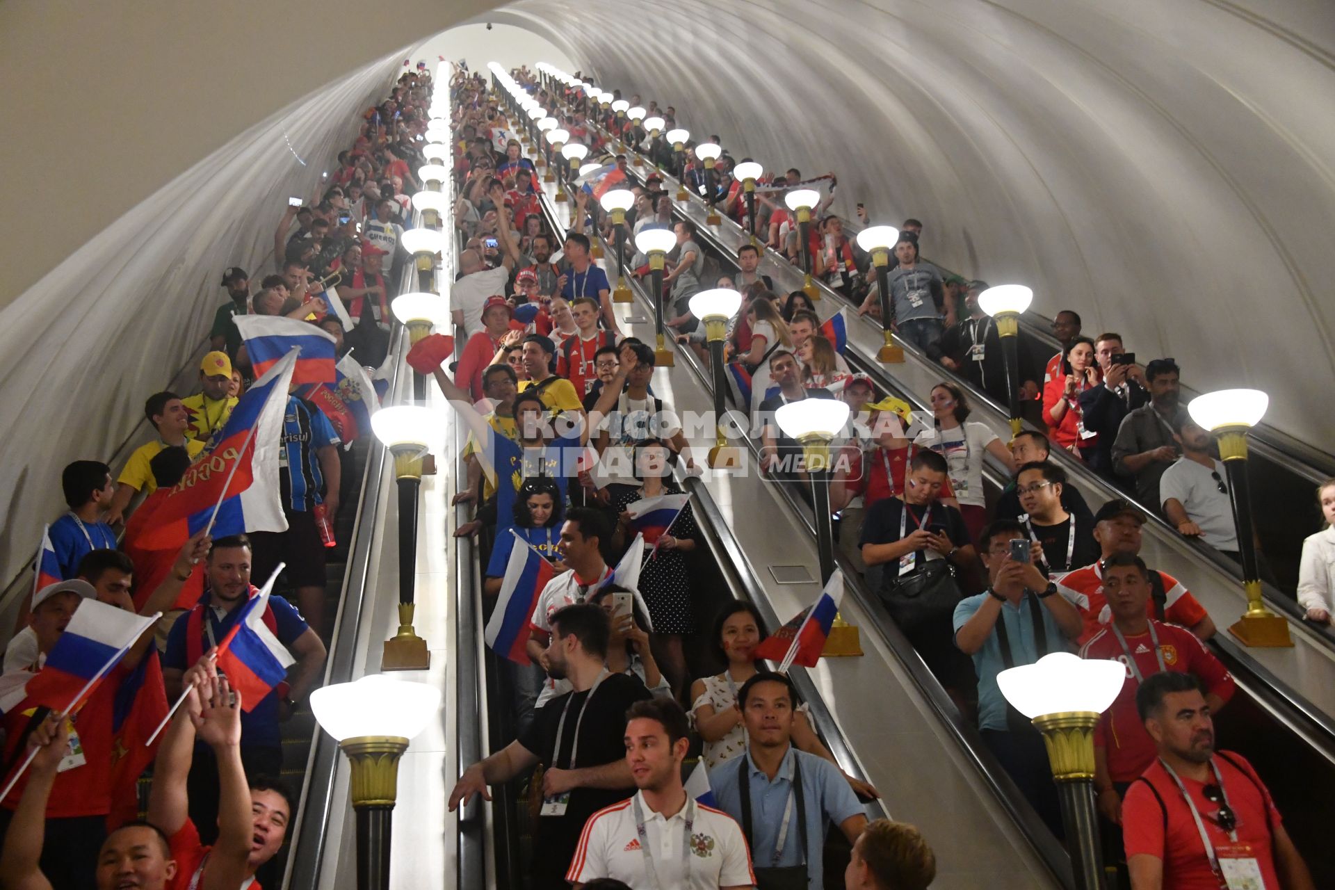 Москва. Российские болельщики в метро радуются победе сборной России после игры 1/8 финала чемпионата мира по футболу 2018 между сборными России и Испании.