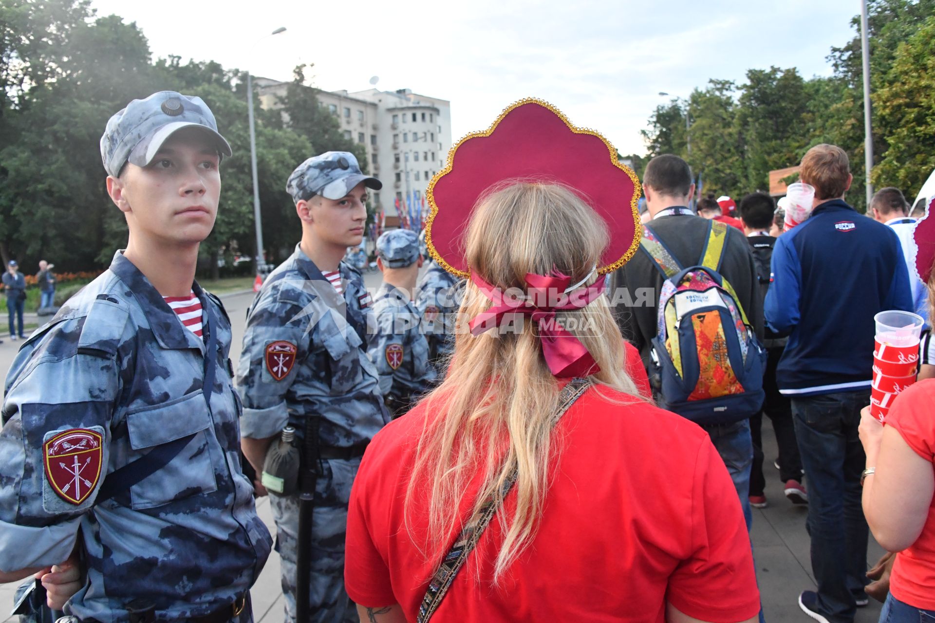 Москва. Российские болельщики после игры 1/8 финала чемпионата мира по футболу - 2018 между сборными России и Испании.