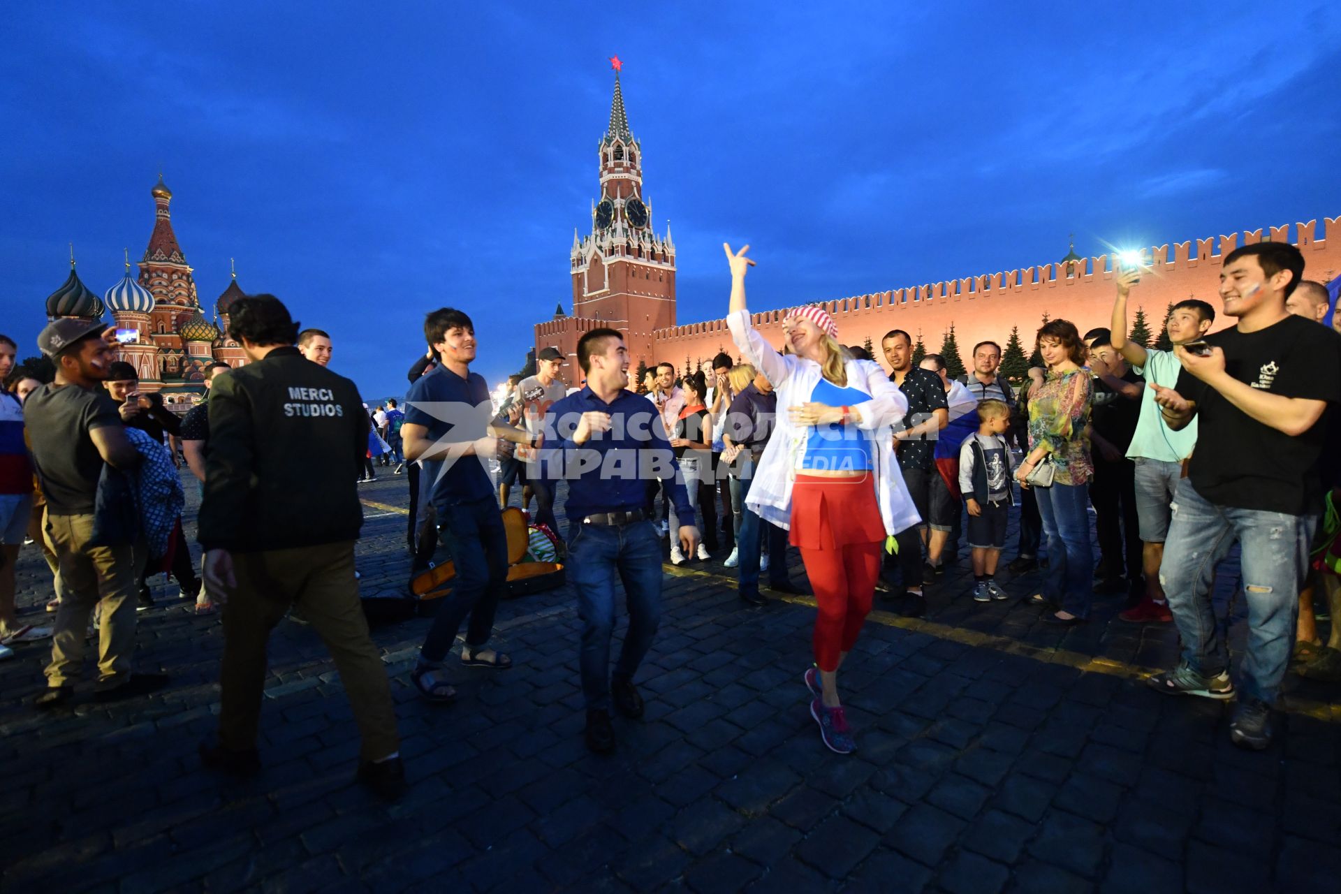 Москва. Болельщики на Красной площади радуются победе Российской сборной в 1/8 финала чемпионата мира по футболу 2018 между сборными России и Испании.