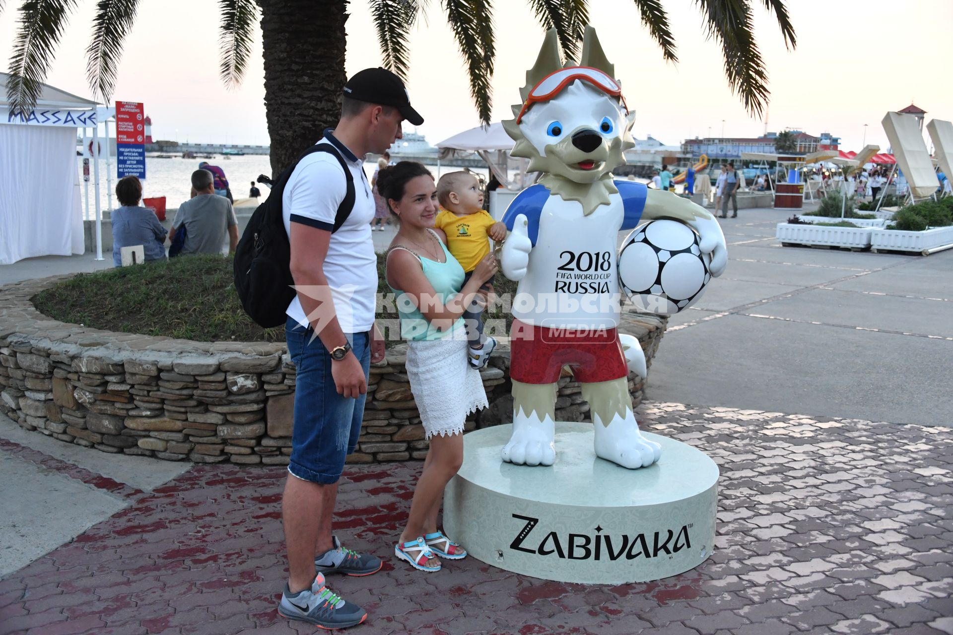 Сочи. Фигура официального талисмана ЧМ-2018  волка Забиваки на улице города.