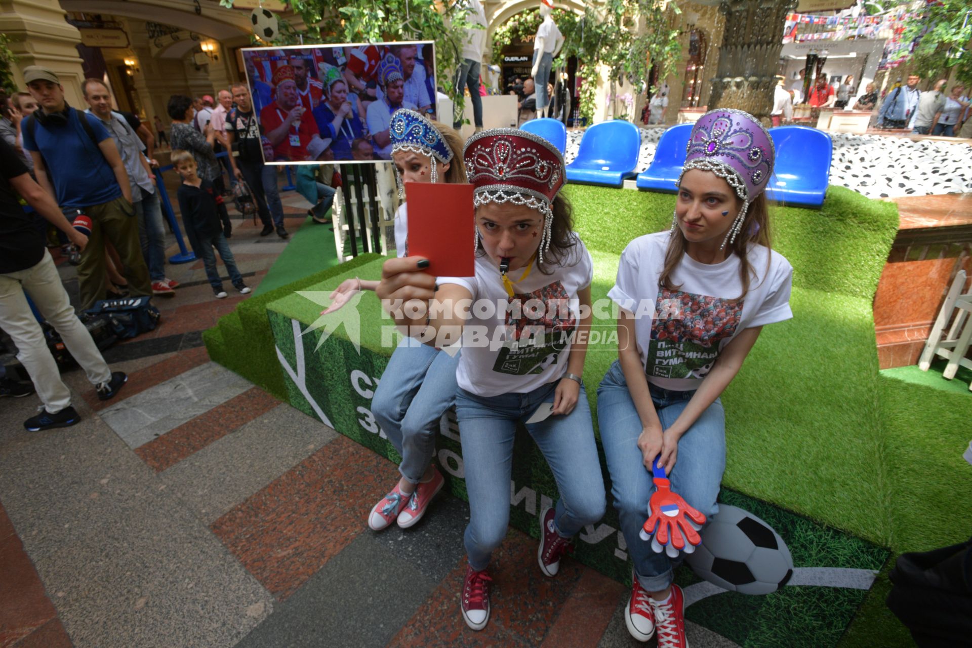 Москва. Участники акции в поддержку  сборной России по футболу `Сжуем за Родину`в ГУМе.