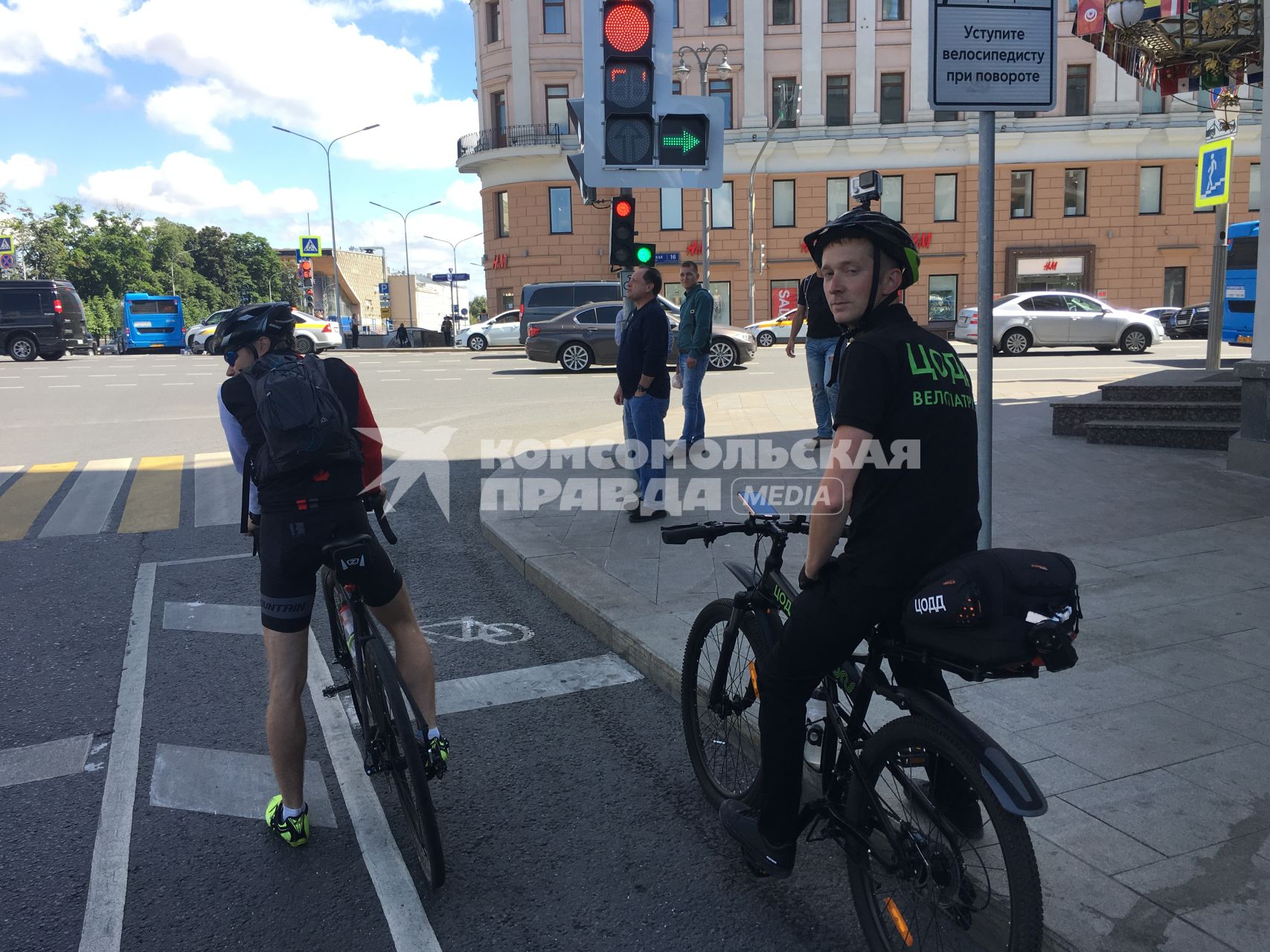 Москва. Велопатруль ЦОДД (Центра организации дорожного движения) на Бульварном кольце.