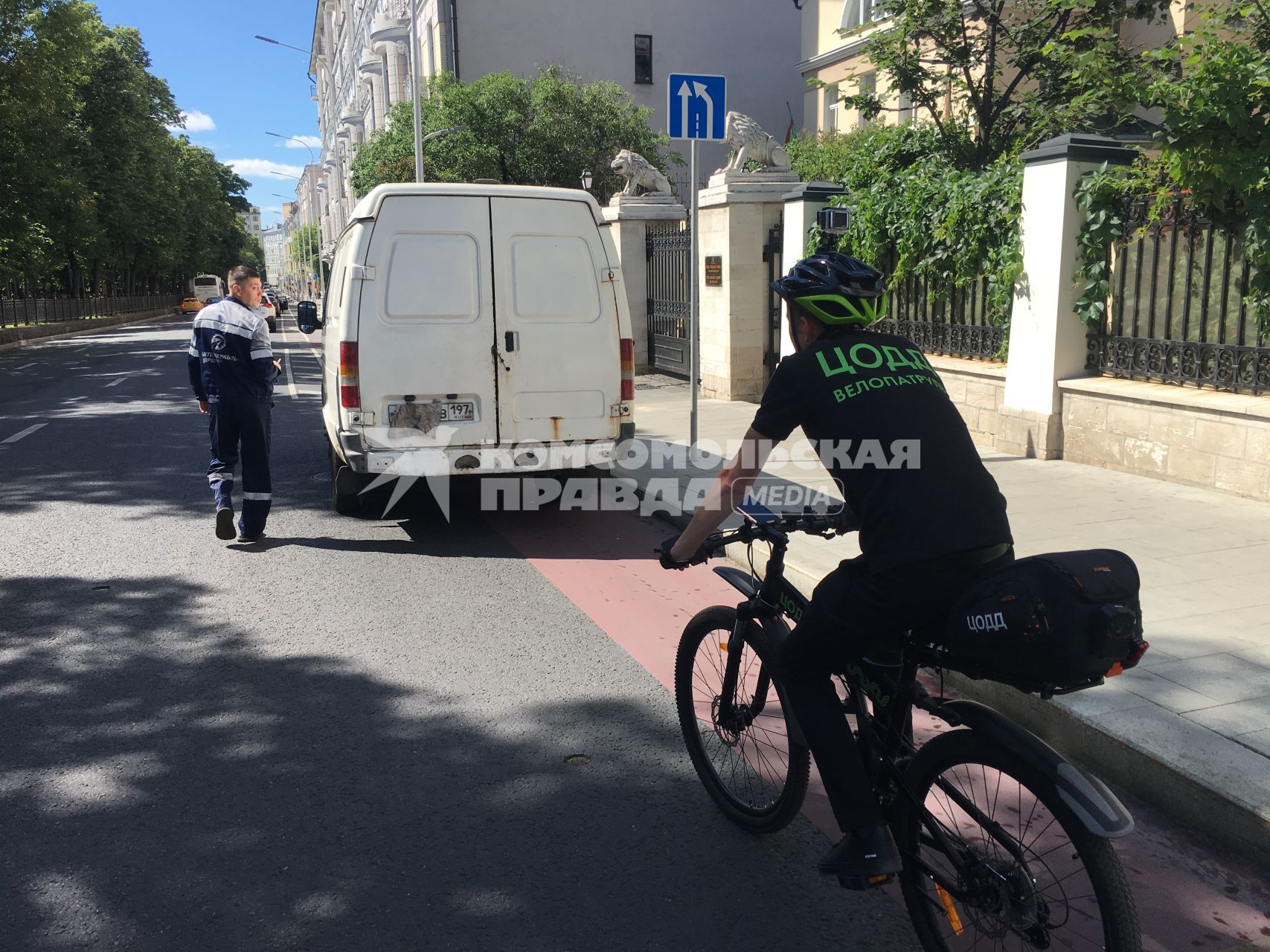 Москва. Велопатруль ЦОДД (Центра организации дорожного движения) на Бульварном кольце.