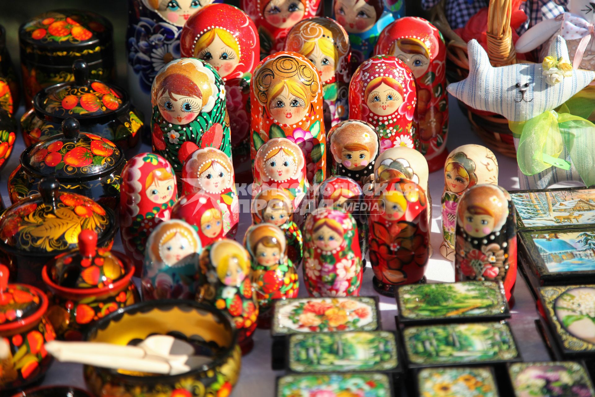 Ставрополь. Продажа сувениров на празднике Дня любви семьи и верности в городском парке `Победы`.