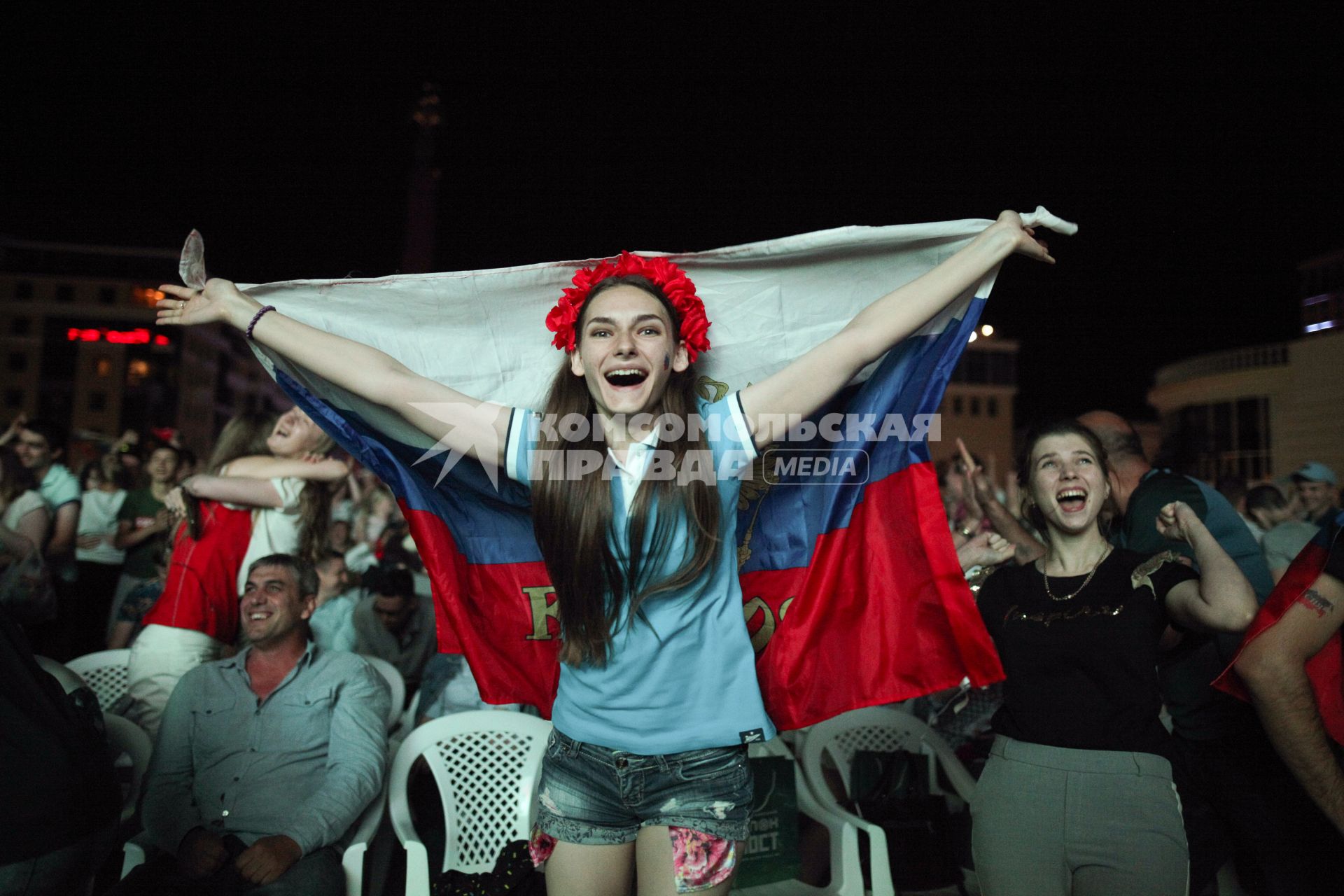 Ставрополь.  Болельщики сборной России в фан-зоне  во время просмотра трансляции матча 1/4 финала чемпионата мира по футболу между сборными России и Хорватии.