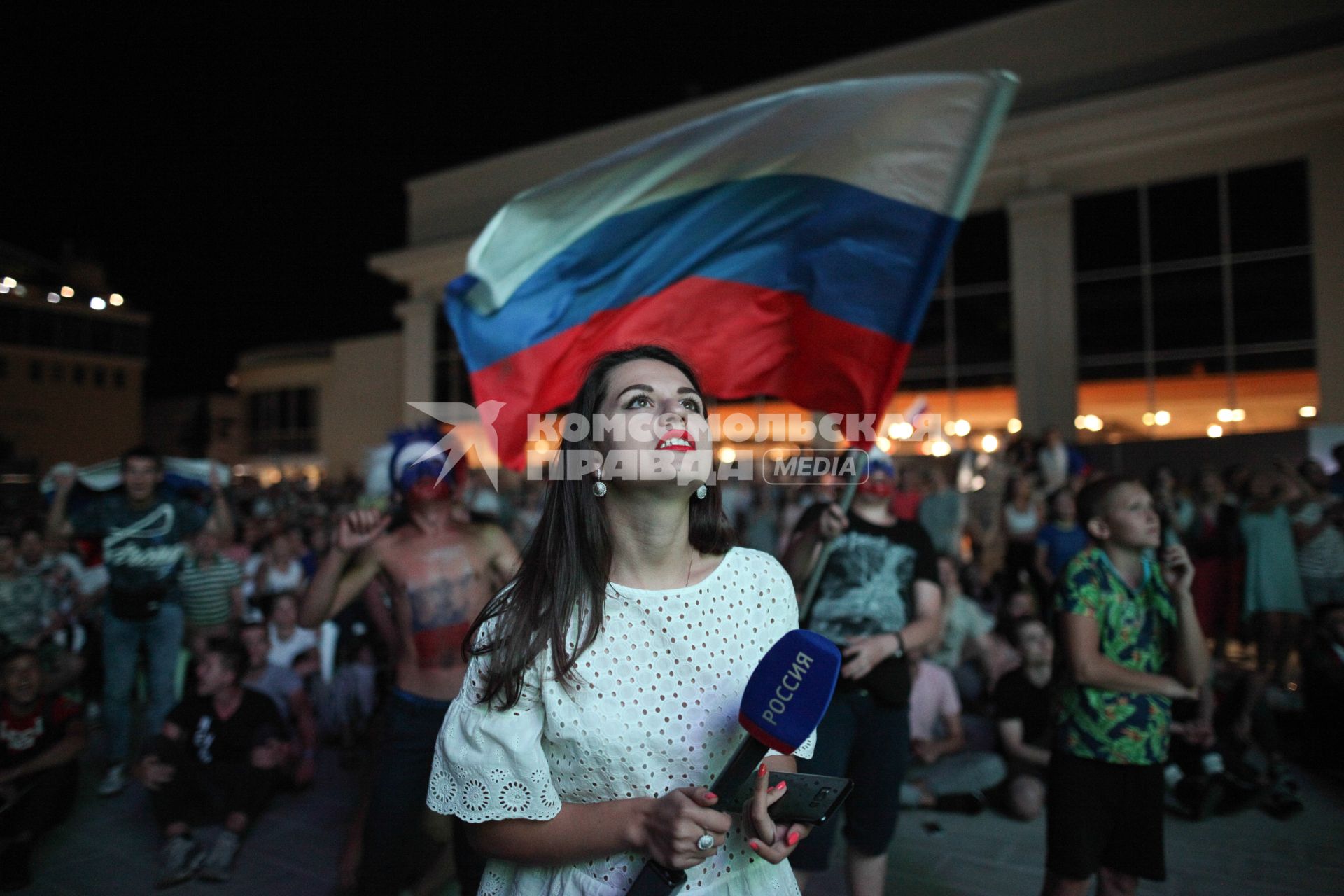 Ставрополь.  Болельщики сборной России в фан-зоне  во время просмотра трансляции матча 1/4 финала чемпионата мира по футболу между сборными России и Хорватии.