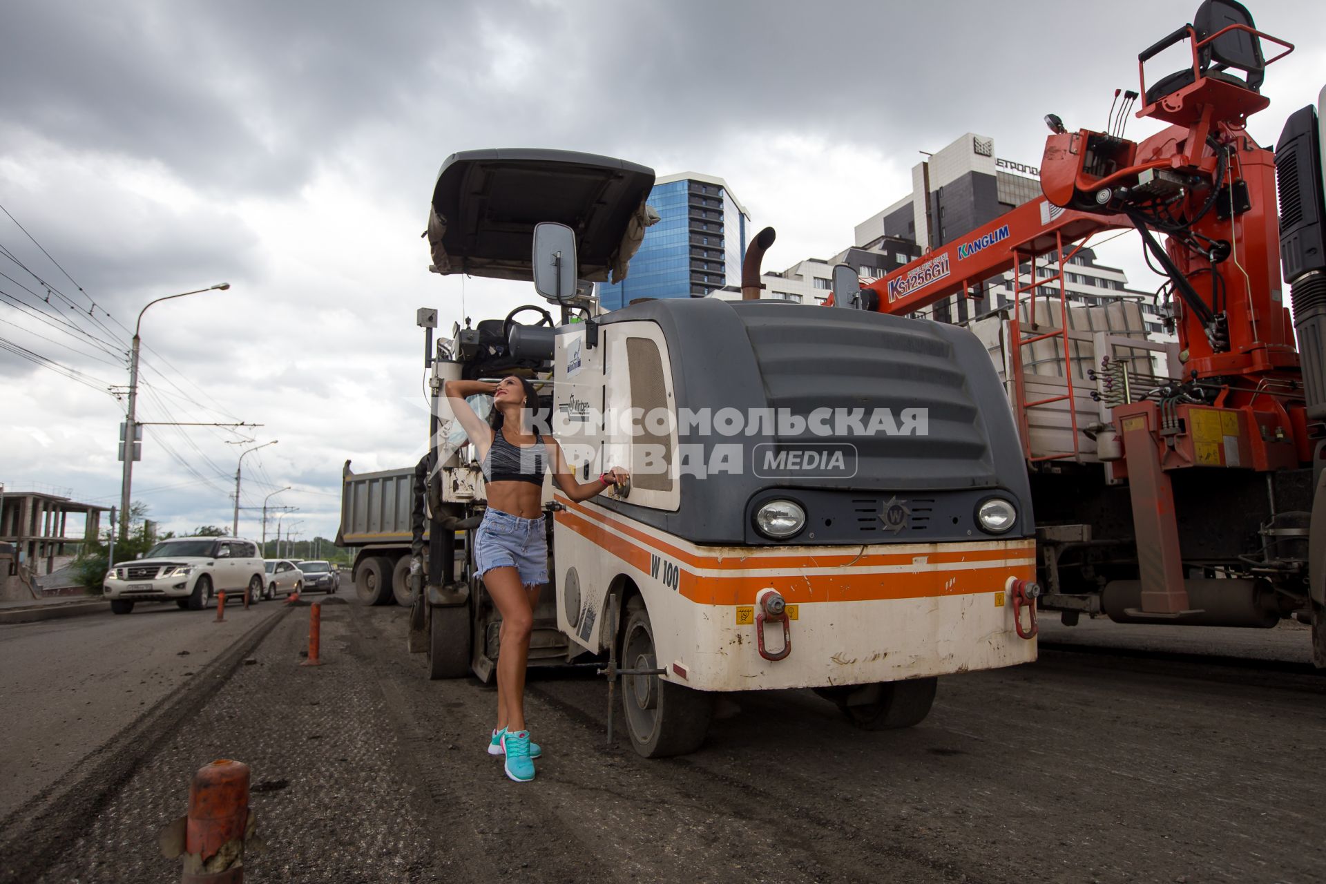 Красноярск. Фотосессия на тему дорожного ремонта, которую организовала и провела `Комсомольская правда`на улицах  города .