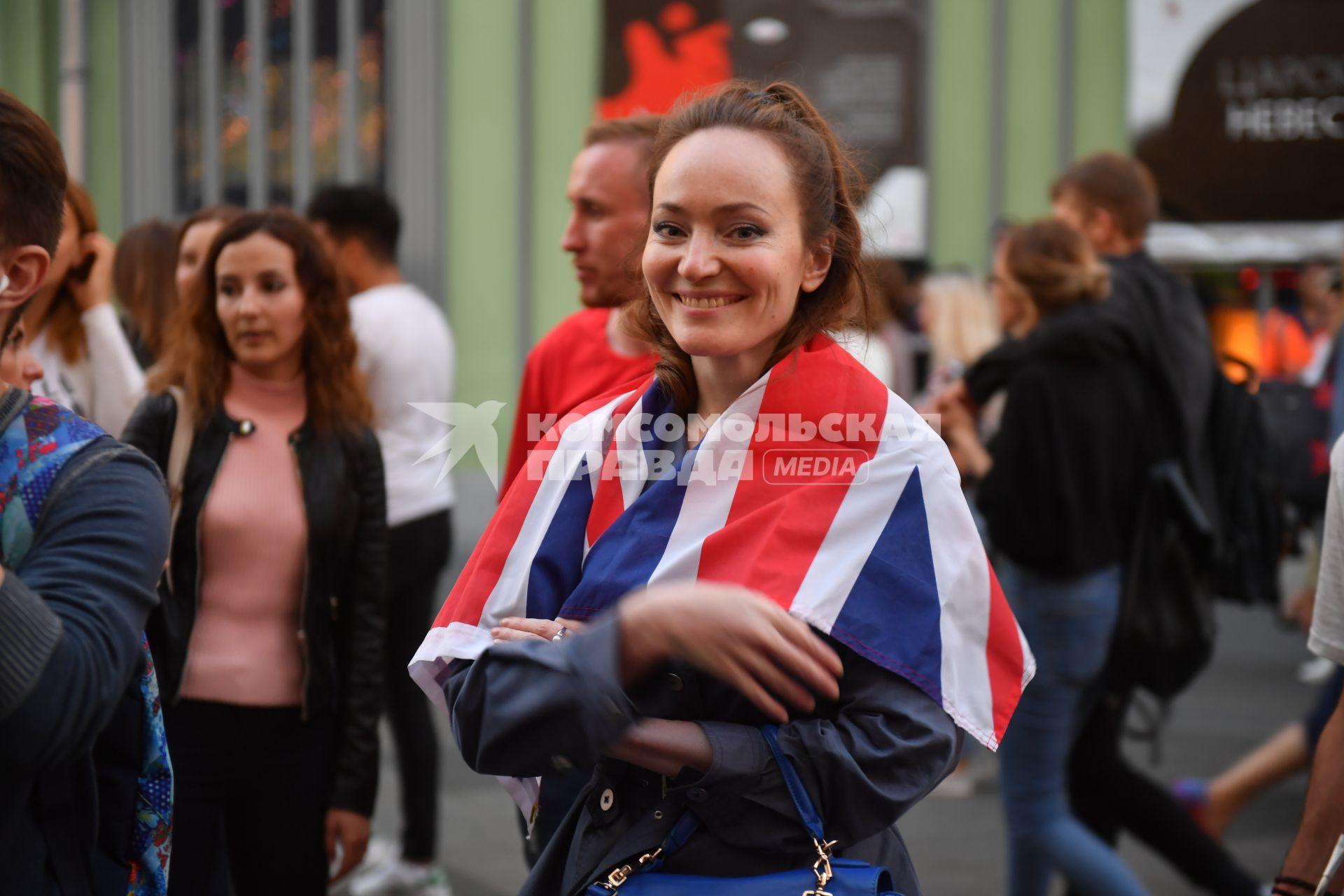 Москва.   Болельщица сборной Англии на одной из улиц города после полуфинального матча чемпионата мира по футболу - 2018 между сборными командами Хорватии и Англии.