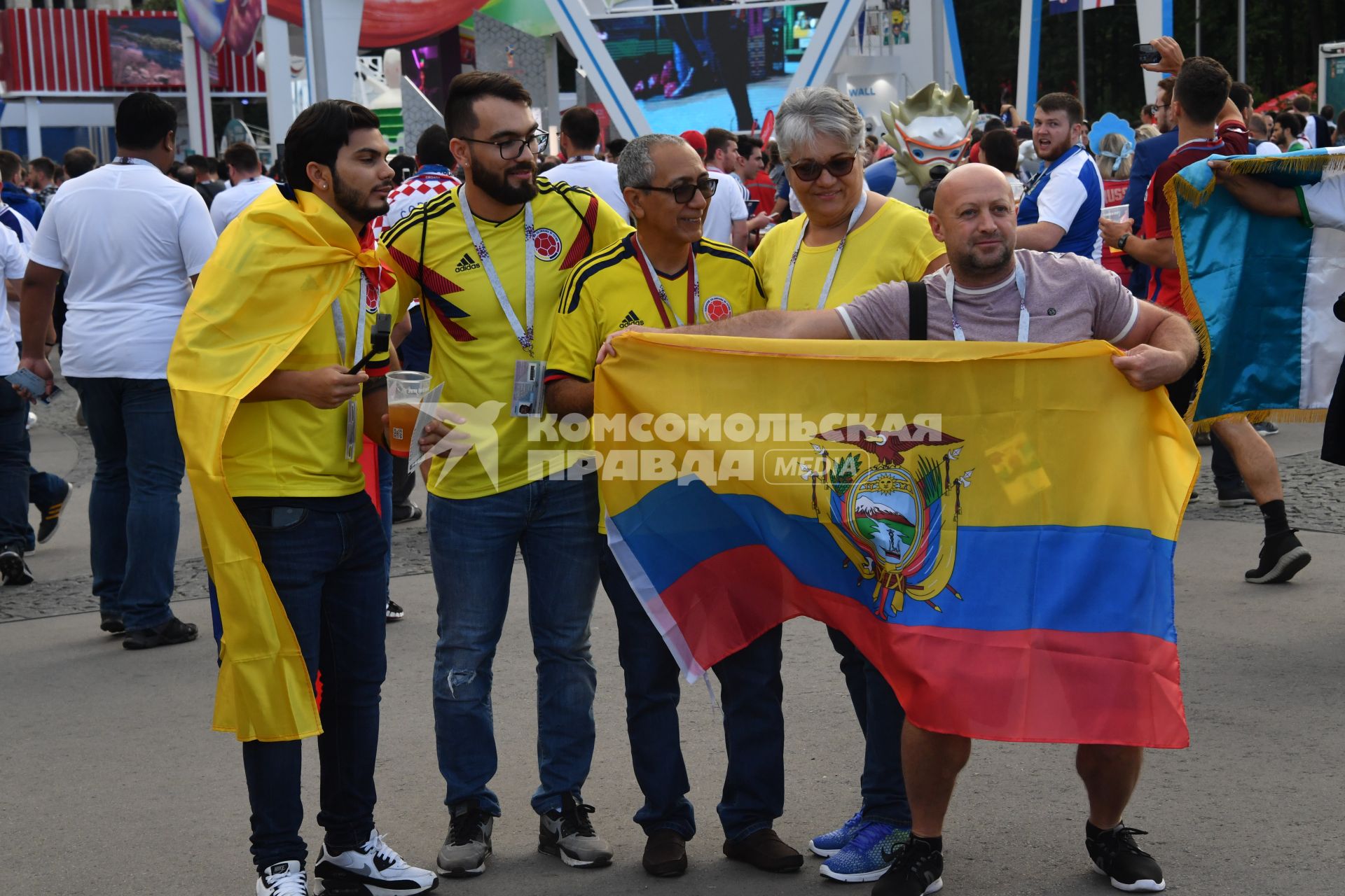 Москва. Болельщики перед началом матча 1/2 финала ЧМ-2018 по футболу между сборными  Хорватии и Англии.