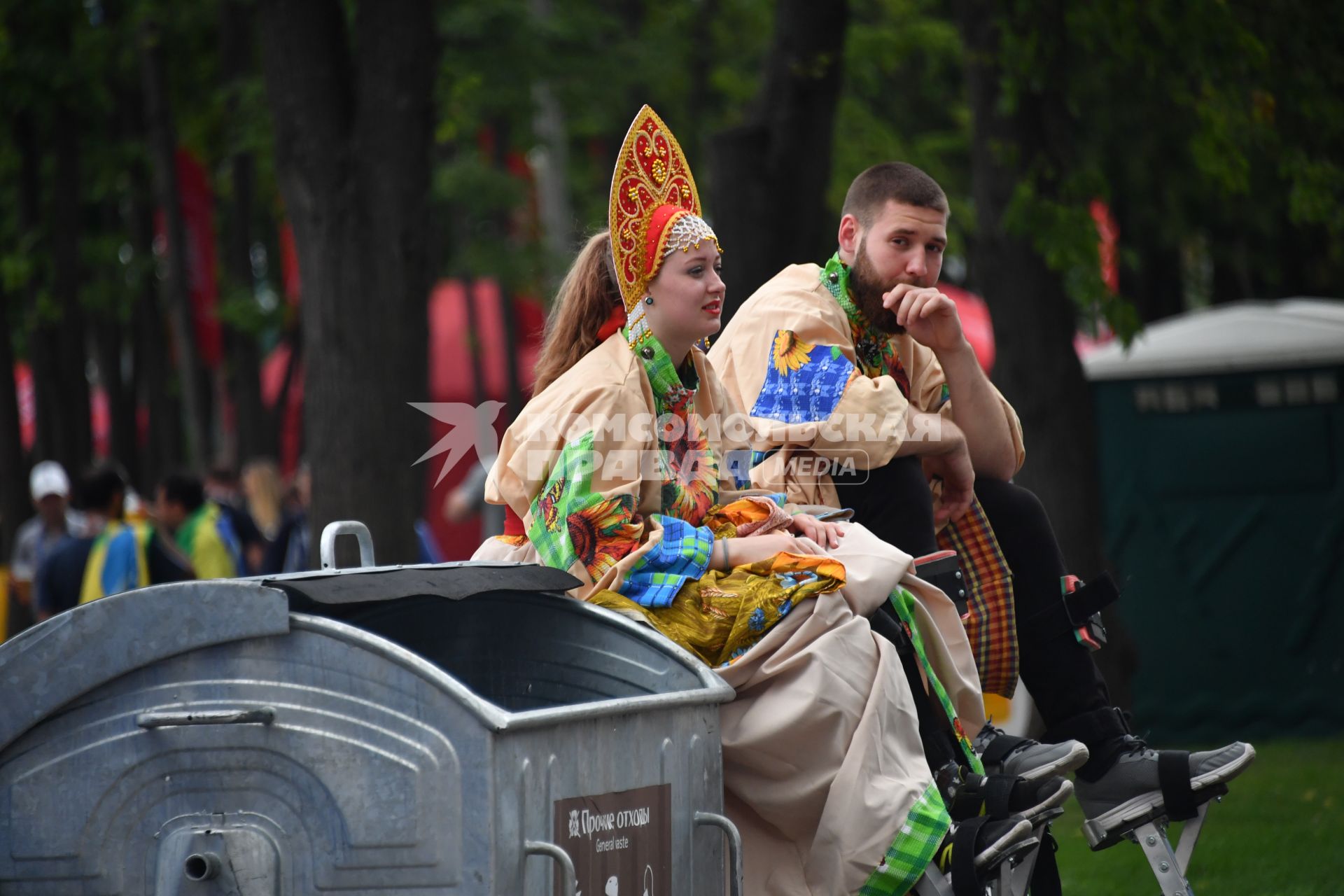 Москва. Аниматоры в народных костюмах отдыхают перед началом матча 1/2 финала ЧМ-2018 по футболу между сборными  Хорватии и Англии.