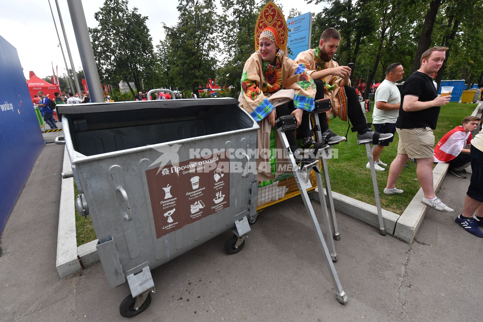 Москва. Аниматоры в народных костюмах  отдыхают перед матчем 1/2 финала ЧМ-2018 по футболу между сборными  Хорватии и Англии.