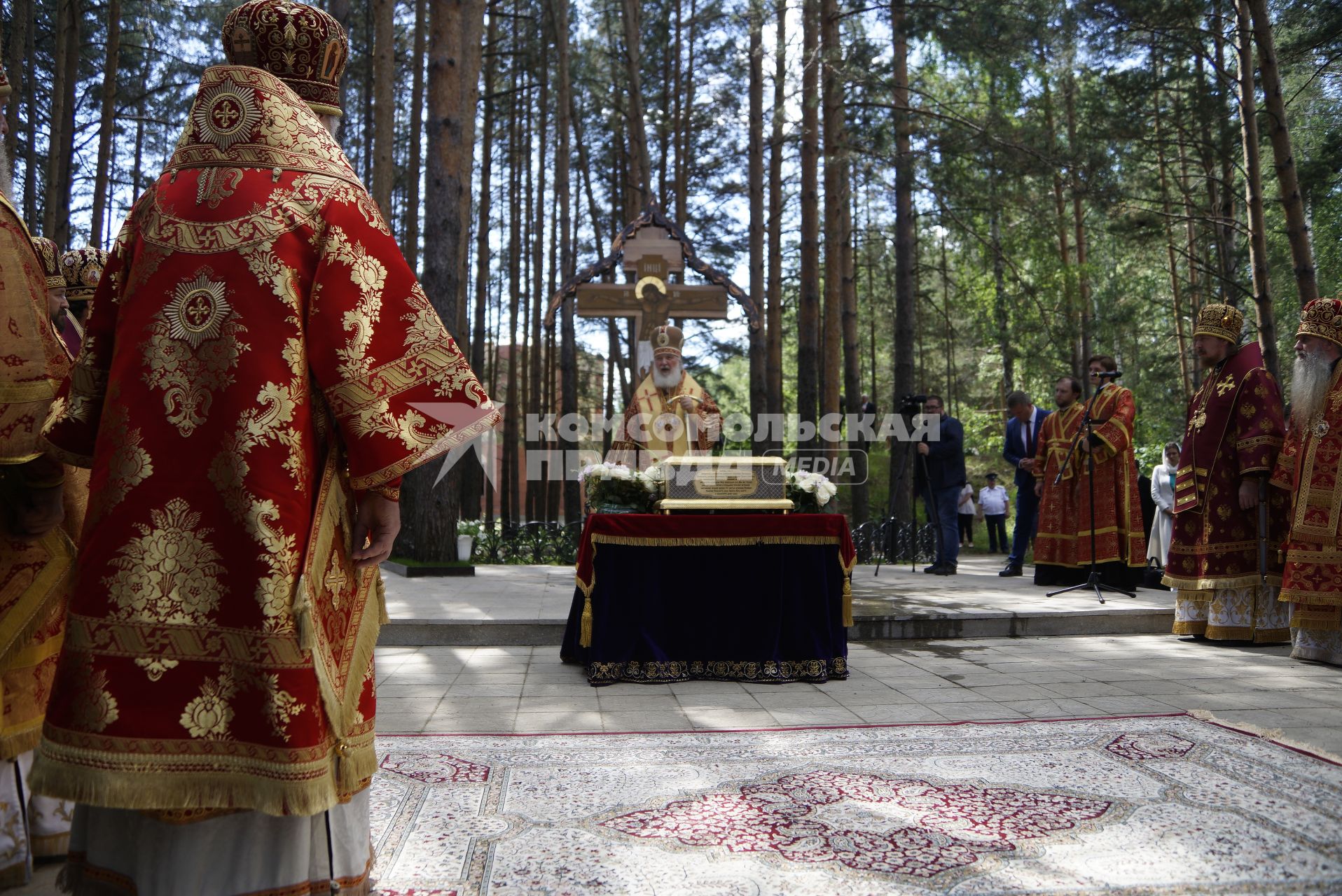 Свердловская область. Алапаевск. Патриарх Кирилл ведет службу у креста, у места, где в июле 1918 года были убиты члены Дома Романовых, и где построен храм Федоровской иконы Божией Матери, на территории мужского монастыря