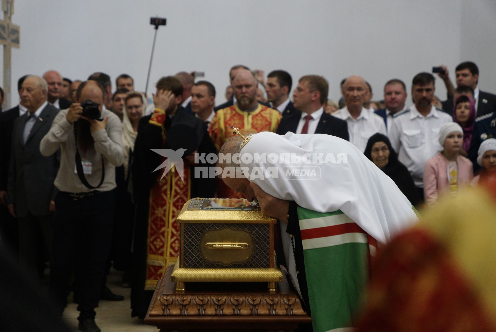 Свердловская область. Алапаевск. Патриарх Кирилл у мощей родственницы Николая II - Елизаветы Федоровныв, храме Федоровской иконы Божией Матери, построенного на территории мужского монастыря, у места, где в июле 1918 года были убиты члены Дома Романовых, перед его освящением