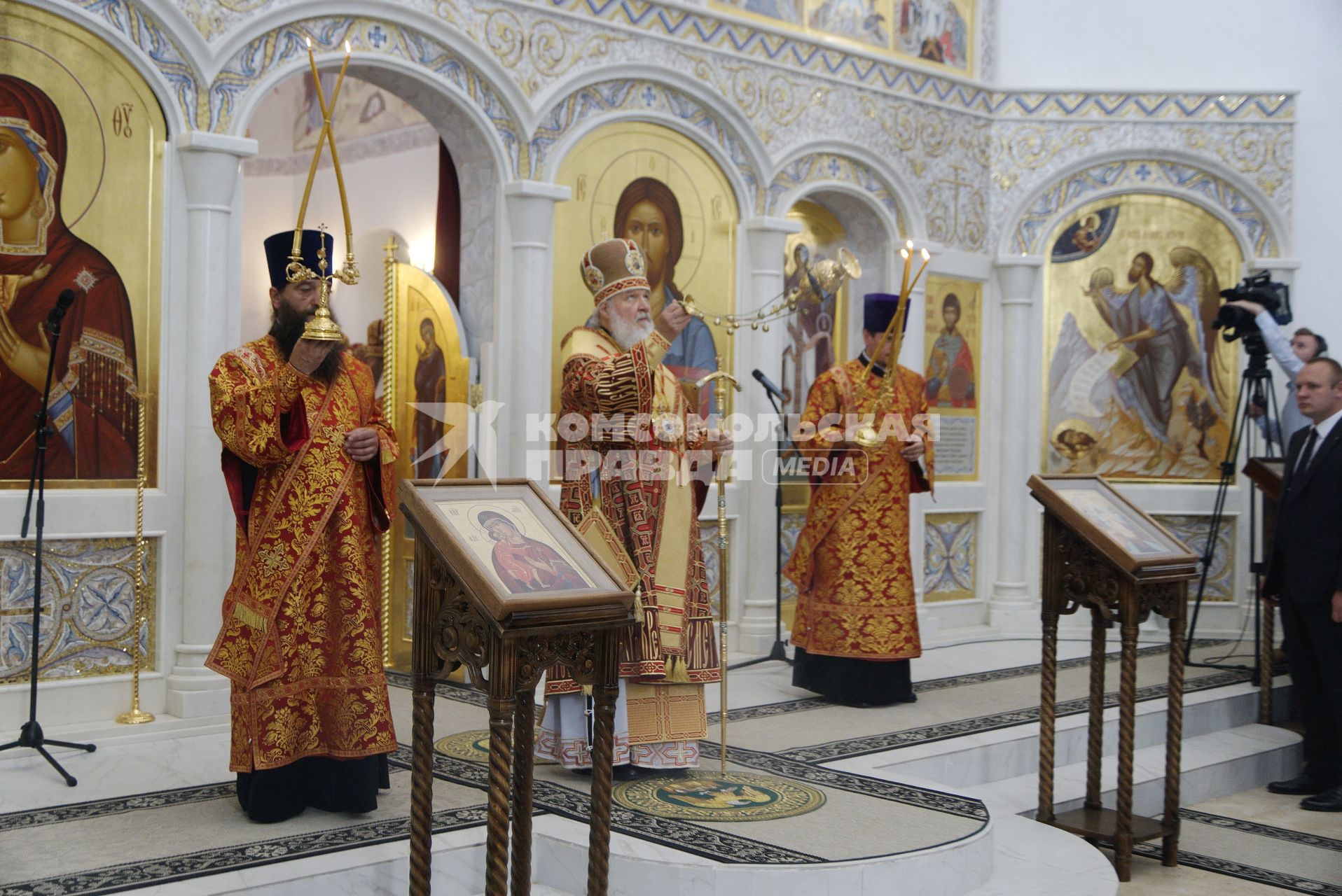 Свердловская область. Алапаевск. Патриарх Кирилл во время освящения храма Федоровской иконы Божией Матери, построенного на территории мужского монастыря, у места, где в июле 1918 года были убиты члены Дома Романовых