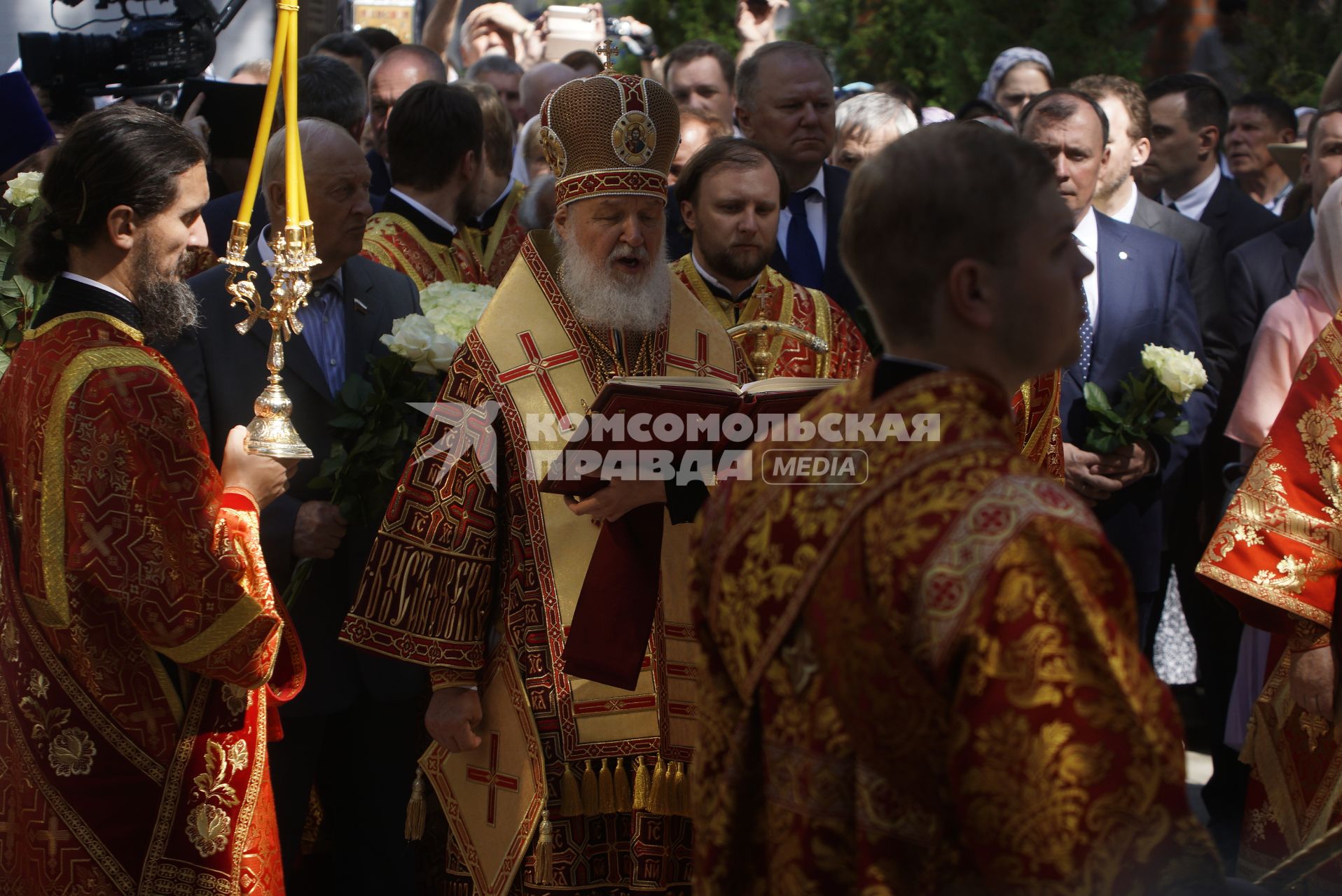 Свердловская область. Алапаевск. Патриарх Кирилл ведет службу у креста, у места, где в июле 1918 года были убиты члены Дома Романовых, и где построен храм Федоровской иконы Божией Матери, на территории мужского монастыря