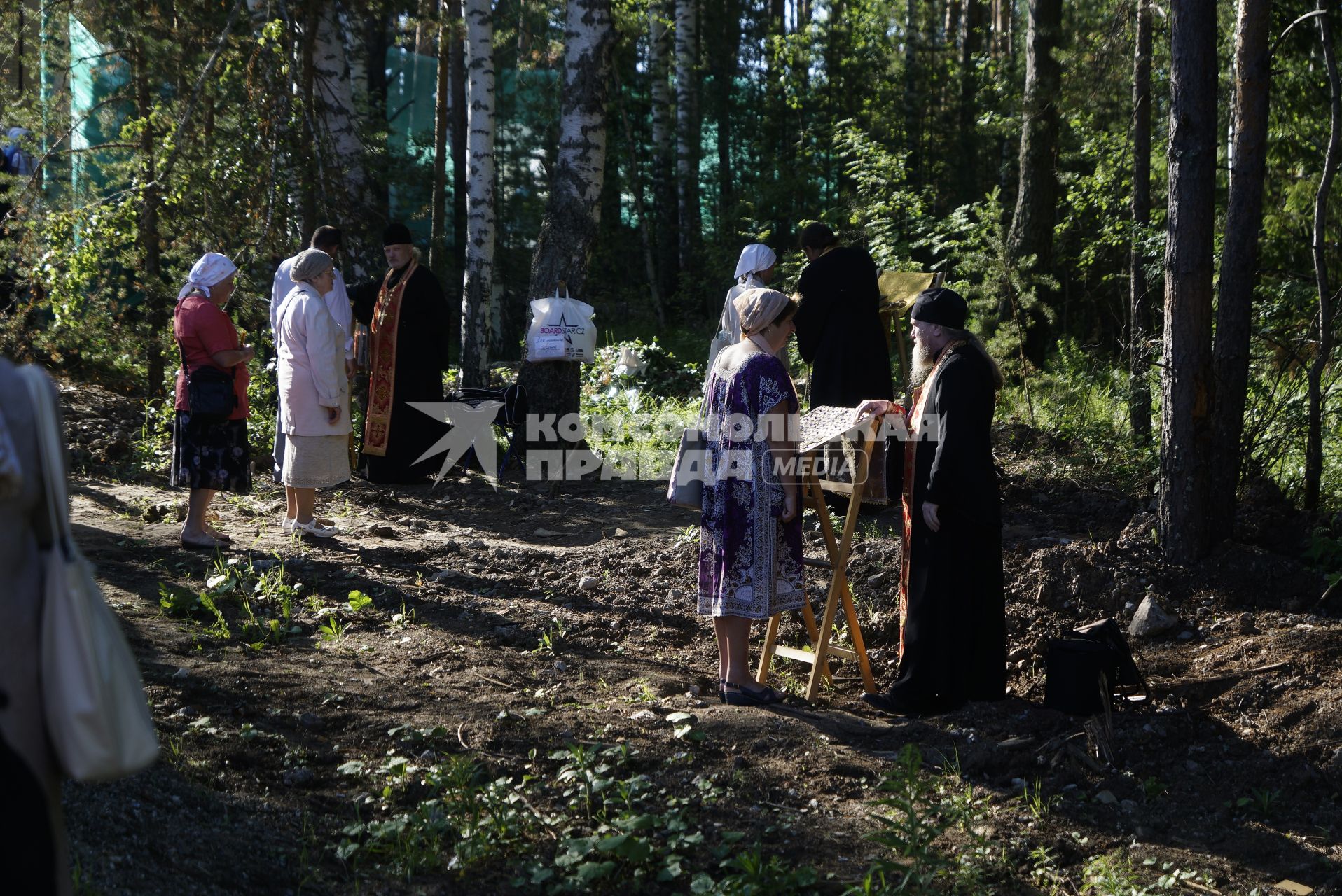 Свердловская область. Алапаевск. Священнослужители проводят исповедь у православных верующих, пришедших на освещения храма Федоровской иконы Божией Матери, построенного на территории мужского монастыря, у места, где в июле 1918 года были убиты члены Дома Романовых