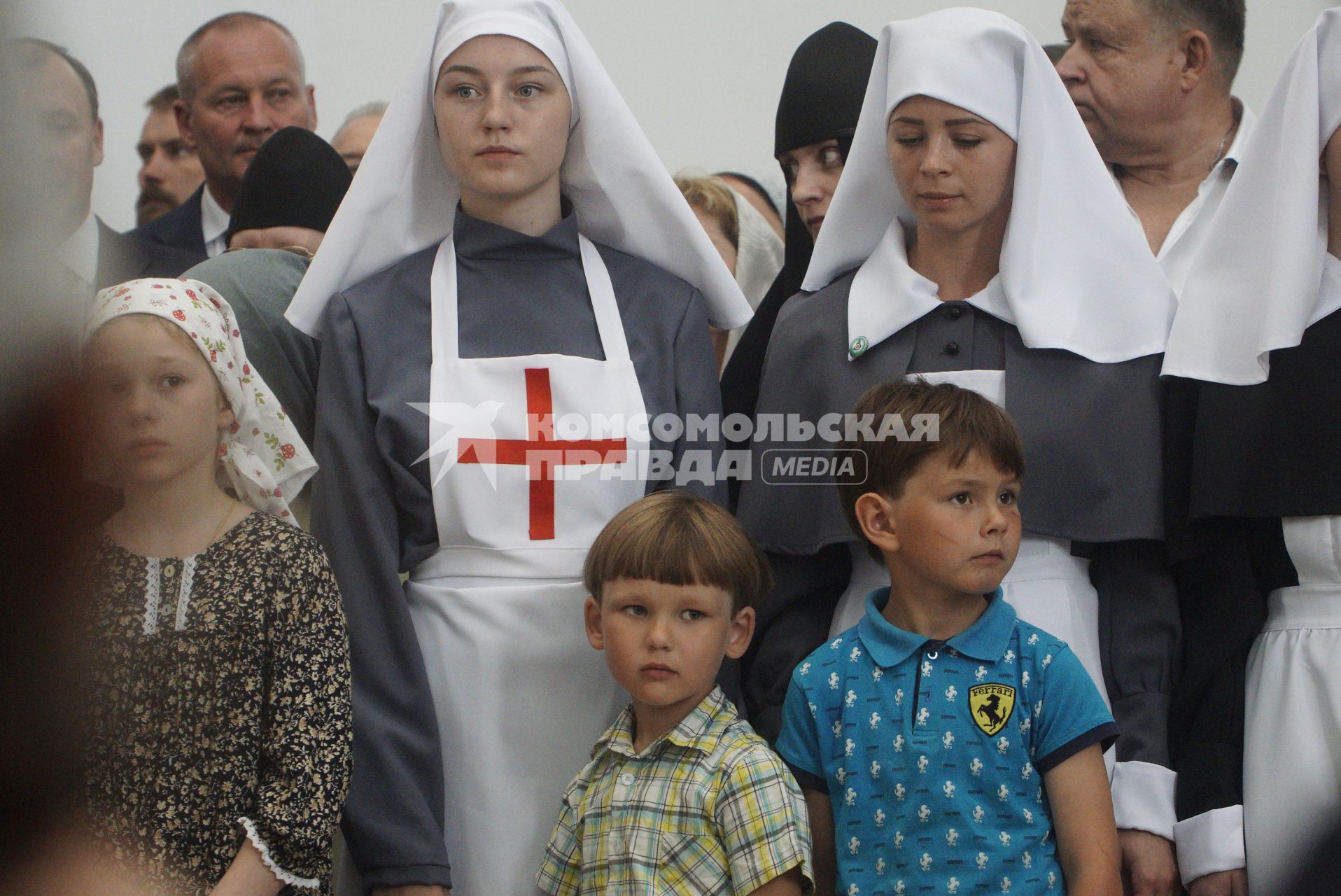 Свердловская область. Алапаевск. Дети и сестры милосердия во время освящения храма Федоровской иконы Божией Матери патриархом Кириллом. Храм построен на территории мужского монастыря, у места, где в июле 1918 года были убиты члены Дома Романовых