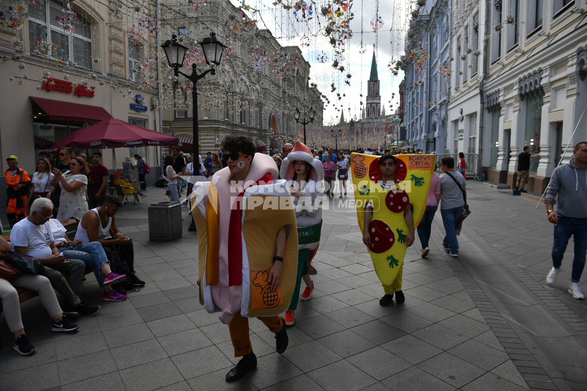 Москва. Молодые люди рекламных костюмах на Никольской улице.