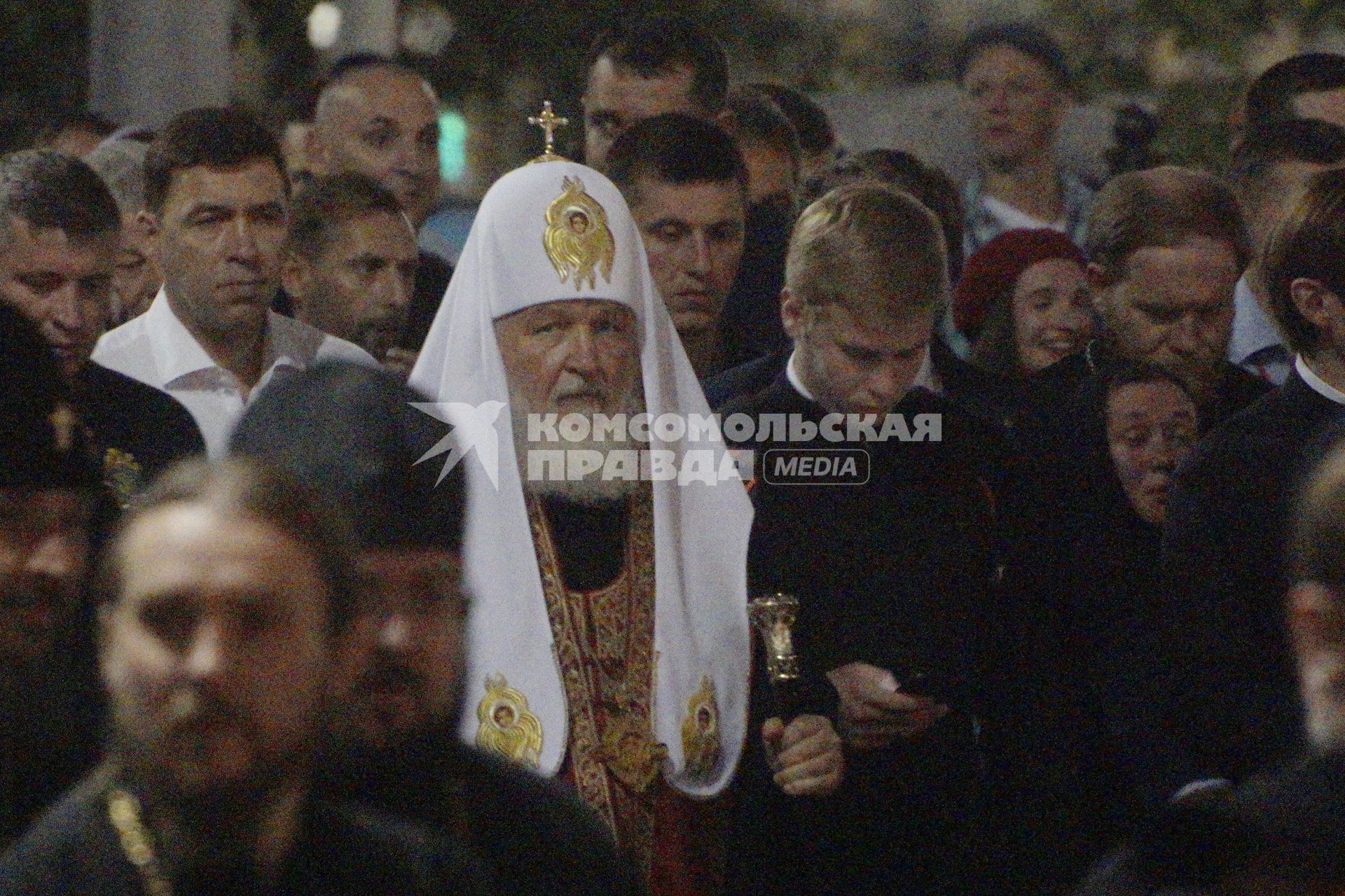 Екатеринбург. \'Царские дни\'. 100-летие с дня гибели семьи Романовых. Патриарх Кирилл (в центре) во время крестного хода по последнему пути царской семьи, до Ганиной ямы.