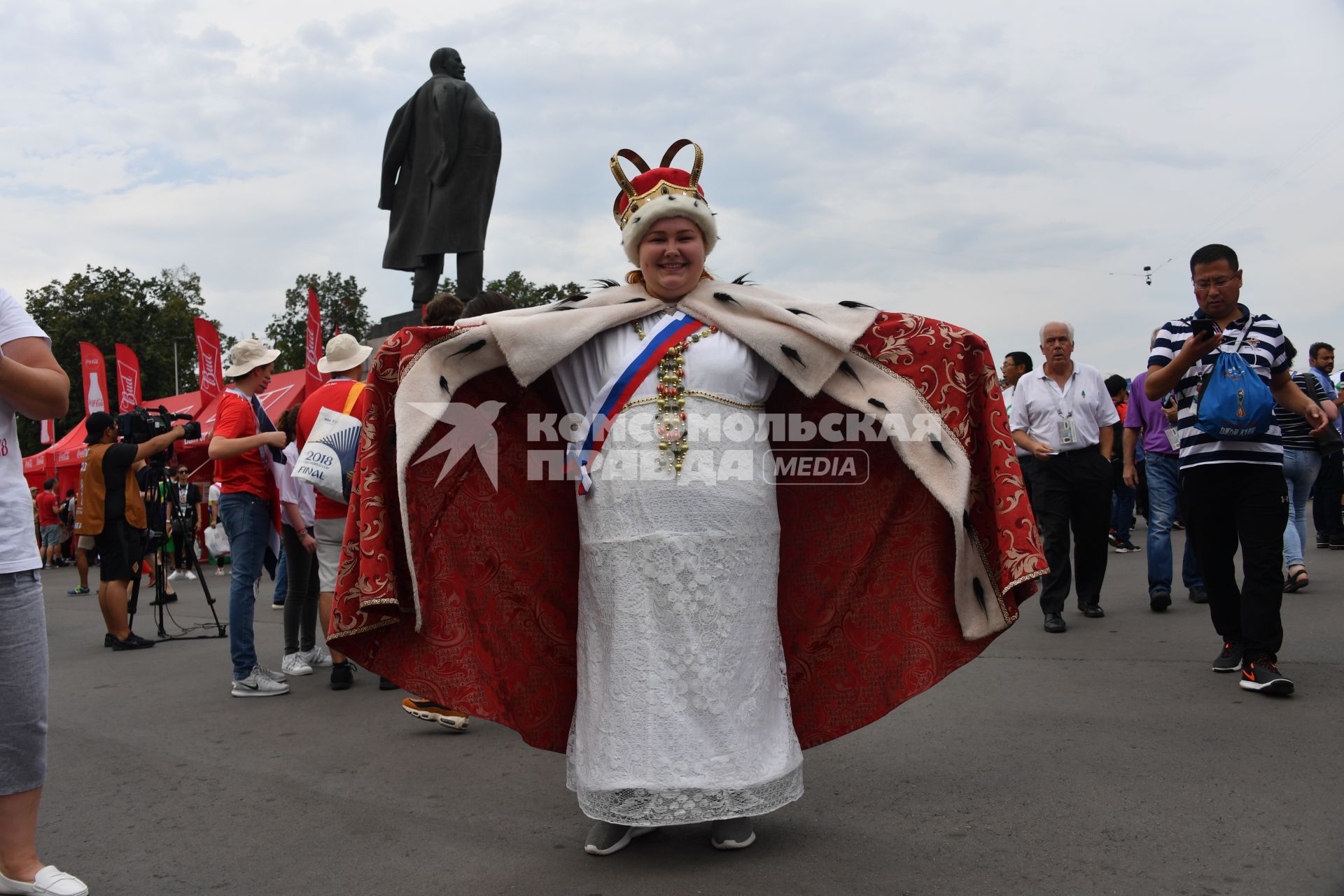 Москва. Болельщица перед началом финального матча ЧМ-2018 между сборными Франции и Хорватии.