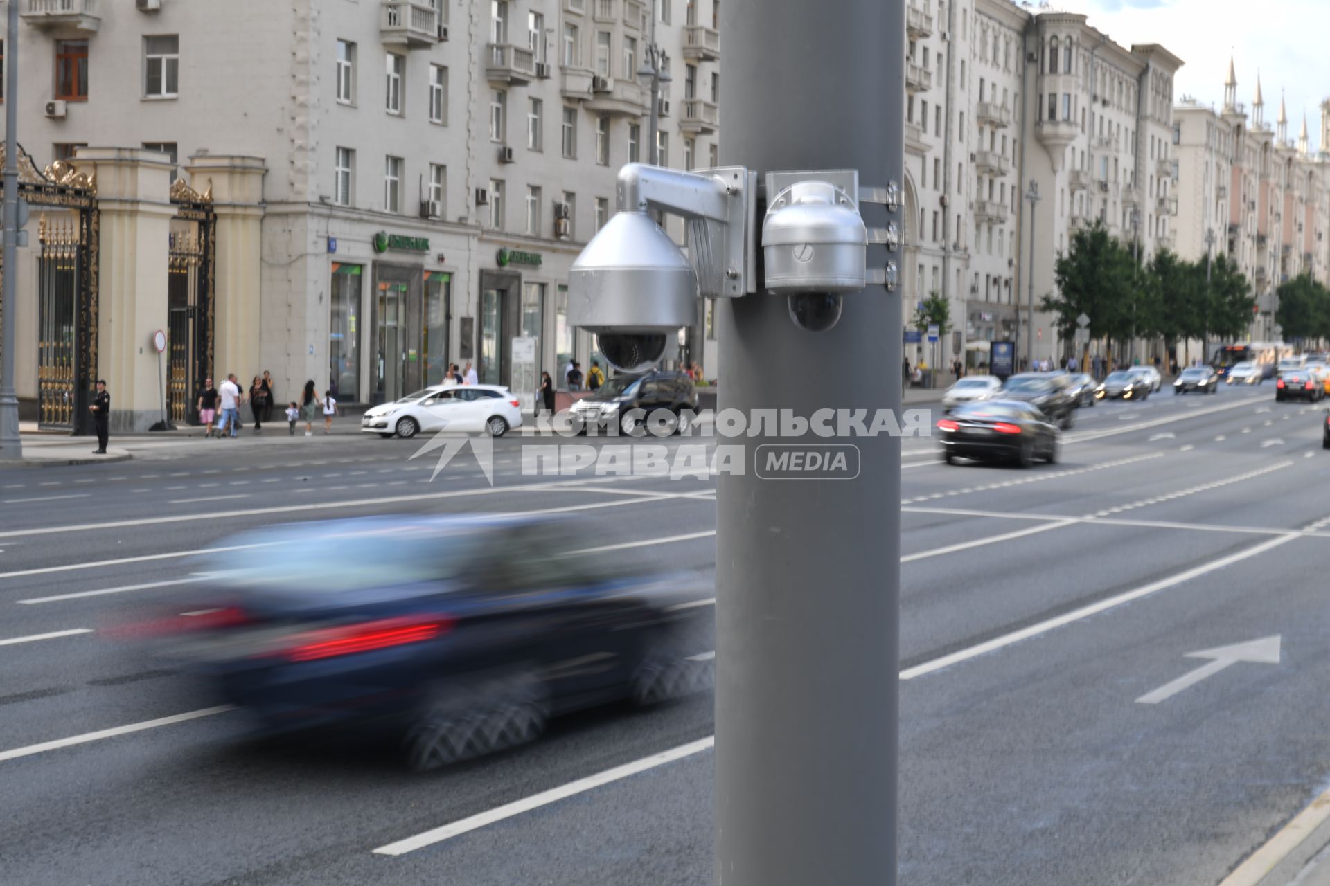 Москва. Камеры `Стрит Фалькон`, которые будут штрафовать водителей за парковку в неположенных местах, на Тверской улице.