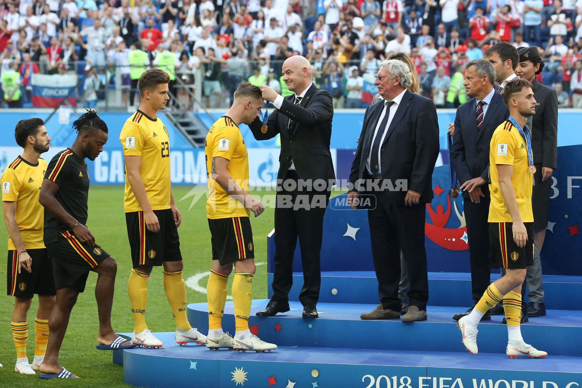 Санкт-Петербург.  Прездиент FIFA Джанни Инфантино (в центре) и президент Королевской бельгийской футбольной ассоциации Жерар Линард (третий справа) во время церемонии награждения игроков сборной Бельгии, занявших третье место на чемпионате мира по футболу - 2018, после матча между сборными командами Бельгии и Англии.