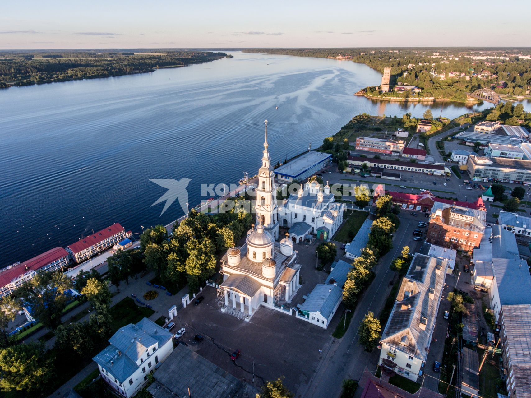 Кинешма. Вид с высоты птичьего полета на Троицко-Успенский кафедральный собор.