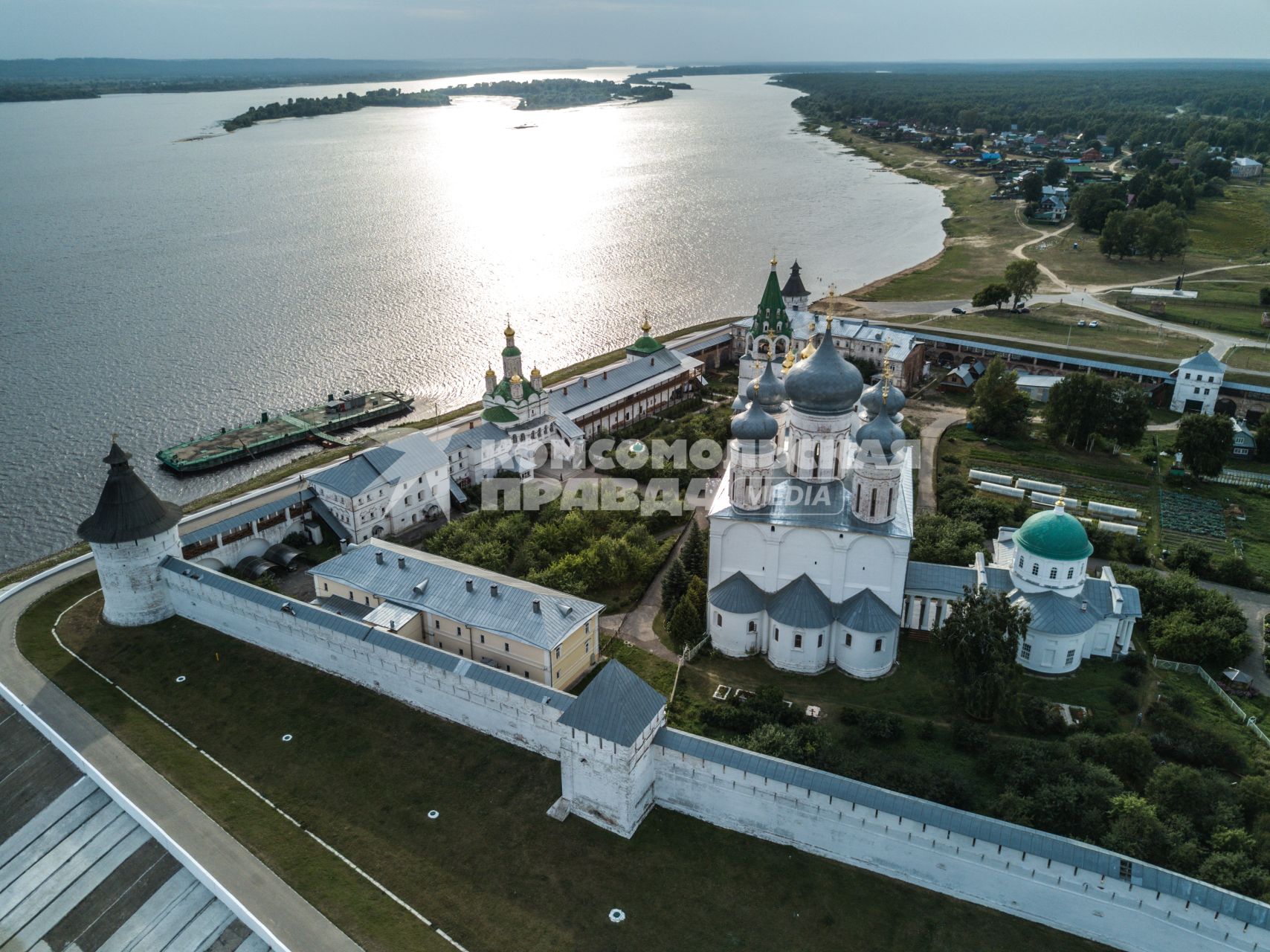 Нижегородская область. Вид на Макарьевский монастырь с высоты птичьего полета.