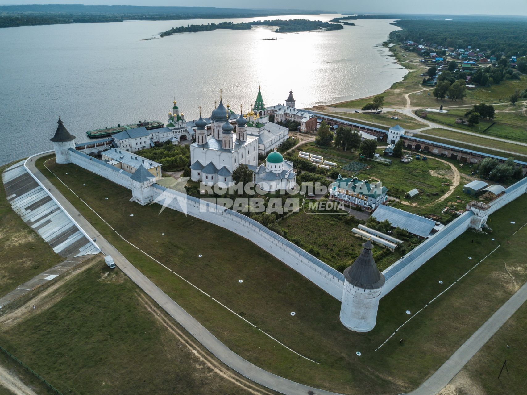 Нижегородская область. Вид на Макарьевский монастырь с высоты птичьего полета.