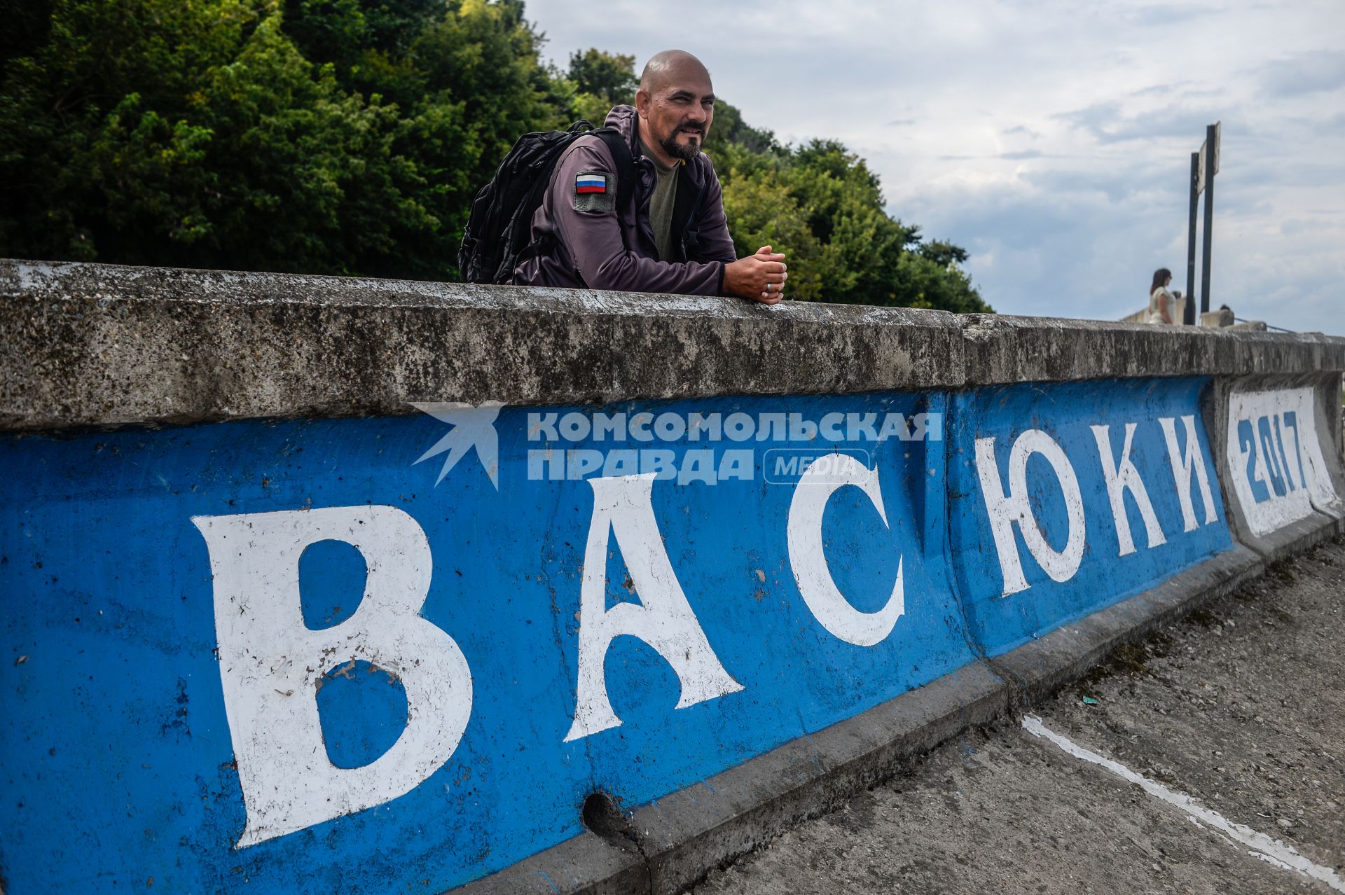 Республика Марий Эл. г.  Козьмодемьянск. Корреспондент `Комсомольской правды` Дмитрий Стешин на набережной.