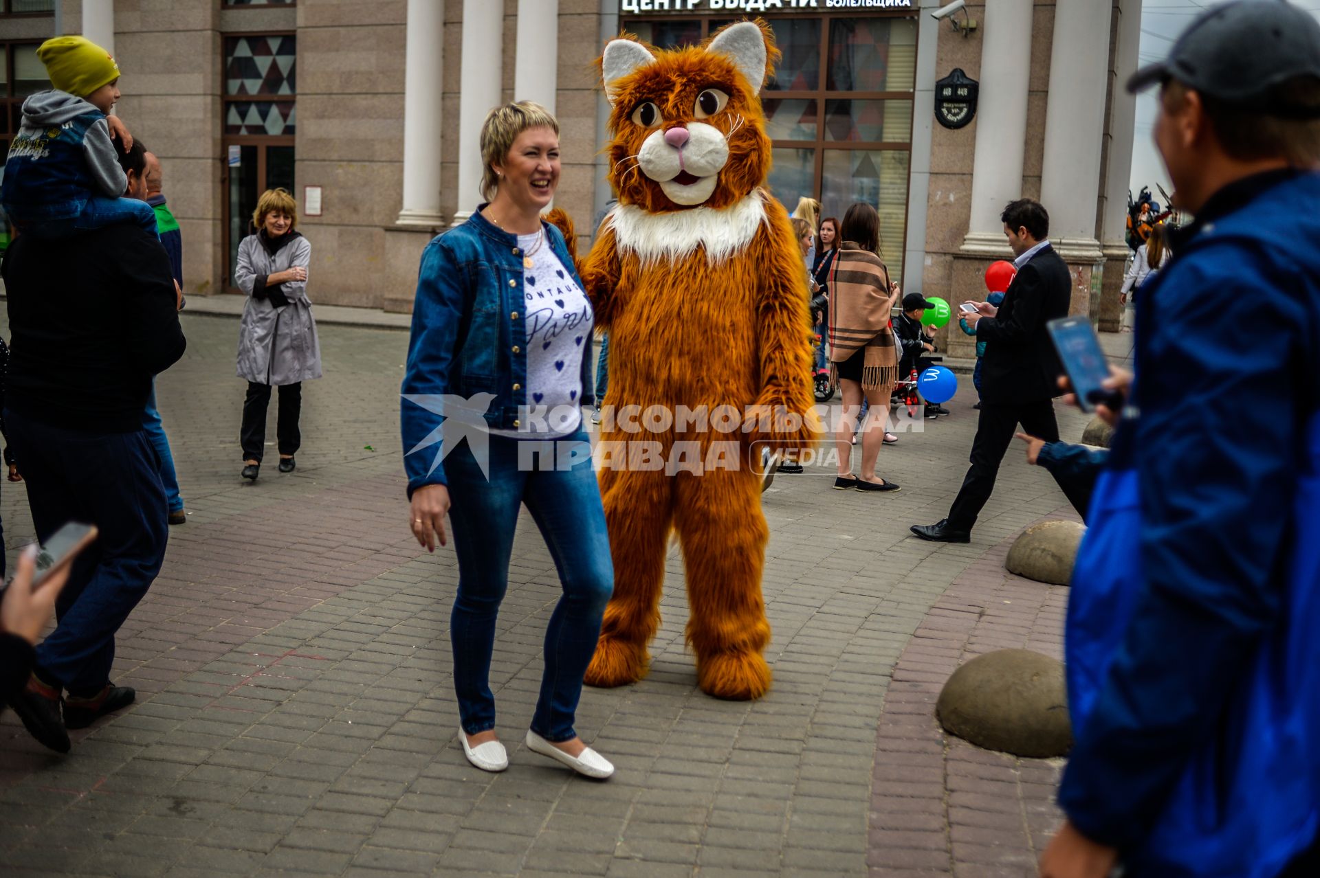 Татарстан, Казань. Аниматор в костюме кота на улице Баумана.