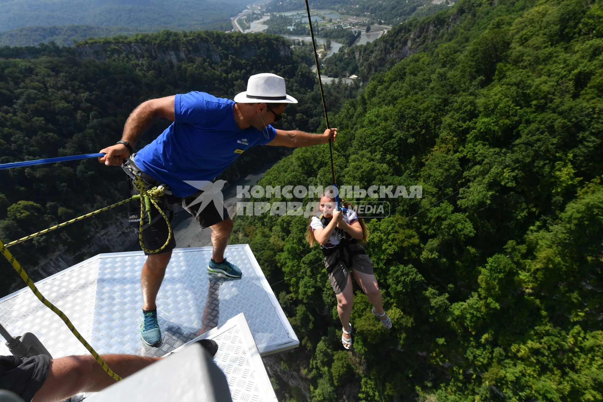 Сочи. Девушка во время прыжка на аттракционе Bungly 69  на территории комплекса экстримальных развлечений.