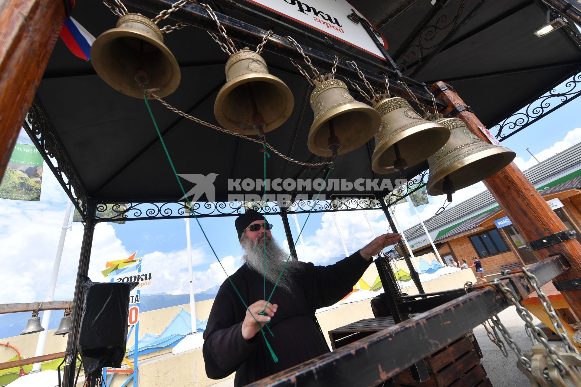 Сочи. Звонарь на одной из улиц курортного города.