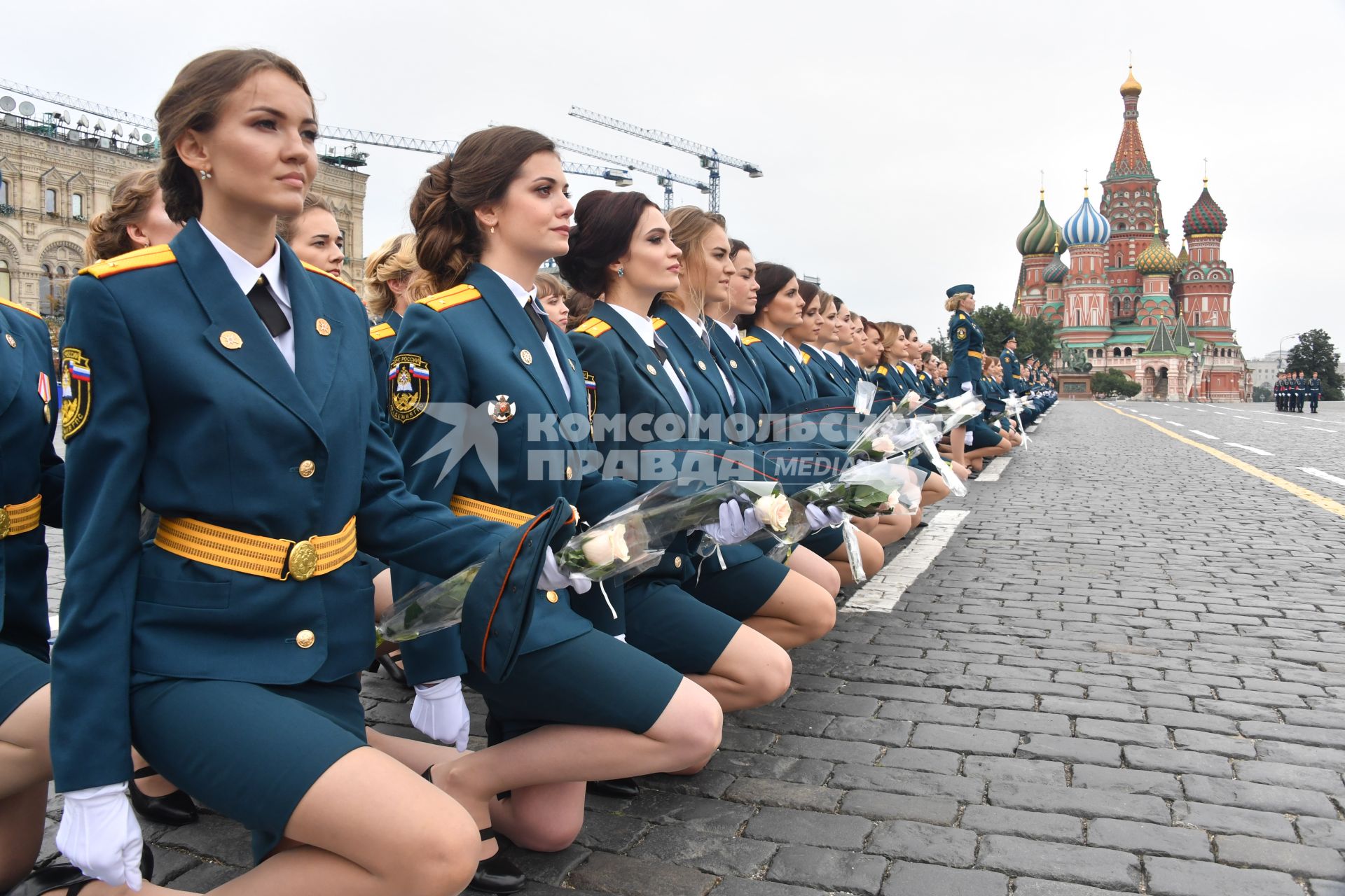 Москва. Во время торжественной церемонии, посвященной выпуску курсантов и кадетов вузов МЧС России  на Красной площади.