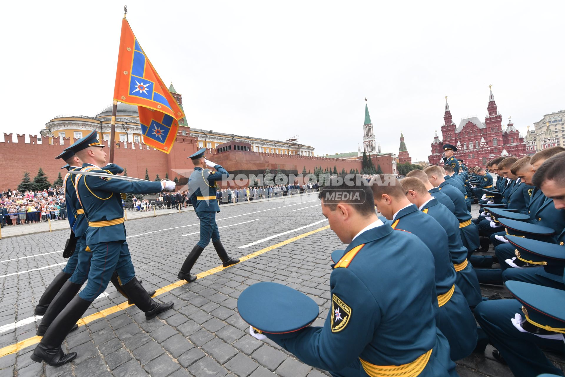 Москва. Во время торжественной церемонии, посвященной выпуску курсантов и кадетов вузов МЧС России  на Красной площади.